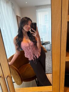 Carmela Zumbado Instagram - Thank you so much @bluegroundhomes for my beautifulllll London apartment!! 🇬🇧 If you’re a city hopper like me and love to live like a local, anywhere in the world, follow @bluegroundhomes for the best way to do it 🌎 💞