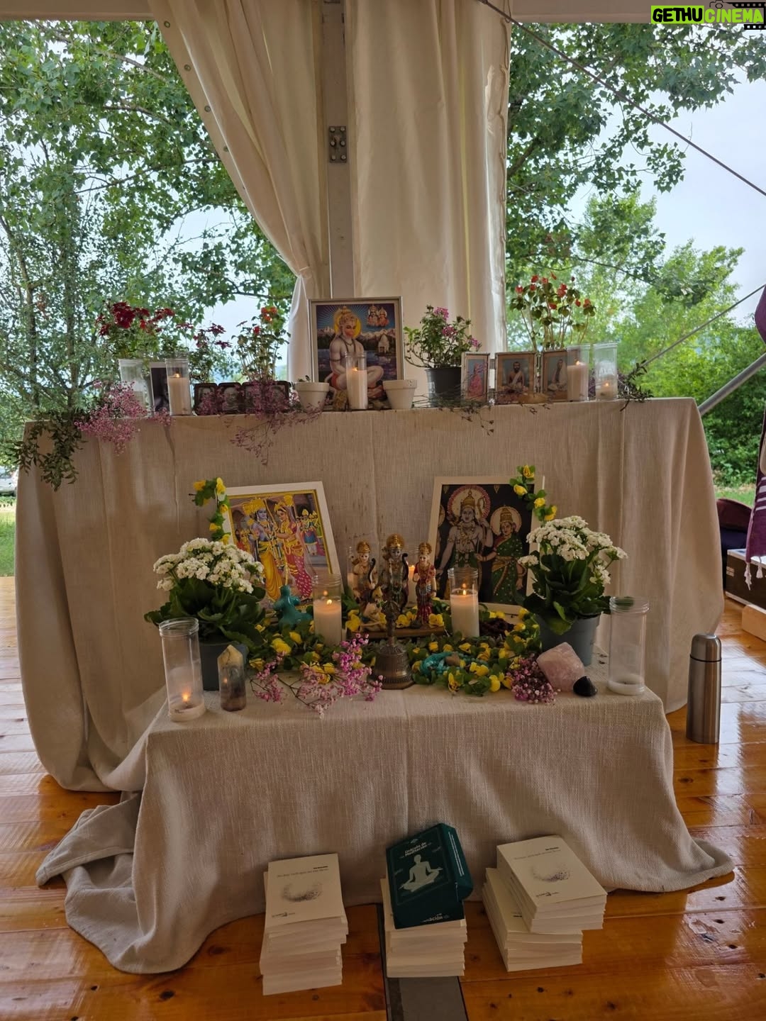 Carmen Arrufat - 30.9K Likes - Sita Ram Sita Ram Sita Ram Sita Ram Sita Ram 

Sagrado el camino hacia nosotros. 
Sagrado el silencio. 
Sagrada también esta semana. 

GRACIAS GRACIAS GRACIAS  @gobinde_escueladeyoga @happyyogabarcelona 

Que regalos tan hermosos 
Sentir sentir sentir y no pensar 

Que venga que venga que venga que se quede que se quede que se quede