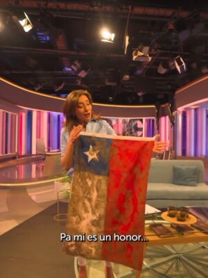 Carmen Gloria Arroyo Instagram - Hoy se emitió por las pantallas de TVN el último capítulo de nuestro querido programa, cerrando una hermosa etapa de nuestra historia, una etapa tan intensa como especial.
Son 18 años desde aquel 2007 en que estrené La Jueza en CHV y un poco más de 7 años desde que TVN nos abriera generosamente sus puertas, el 2018.

Cuando se cierran ciclos, es inevitable detenerse y hacer pequeñas pero profundas reflexiones. Y quizás una de las que más me conmueve es dimensionar todos los años en que hemos acompañado sus tardes: escuchando sus historias, sus dudas, sus miedos, sus alegrías, emocionándonos y aprendiendo juntos.

Quiero agradecerles de todo corazón por habernos permitido entrar en sus vidas, por confiar en nosotros, por creer en este proyecto y por estar ahí incluso en los días más duros. Ustedes fueron, y seguirán siendo siempre, nuestra inspiración y nuestro motor.  Gracias a ustedes, este programa ha sido mucho más que un espacio en la televisión, juntos formamos una hermosa comunidad.

A veces la vida nos lleva por caminos inesperados y, aunque esta decisión era inevitable y no ha sido fácil, también abre puertas para seguir creciendo.

Lo que construimos juntos no se borra con un cambio: sigue vivo en cada persona que tocamos, en cada historia que compartimos, en cada palabra que ayudó a sanar.

Esta despedida no es un punto final, sino el inicio de algo nuevo.

Nos volveremos a encontrar por las pantallas de Mega, quizás un poco distintos pero con el mismo corazón y el compromiso de siempre 🩷