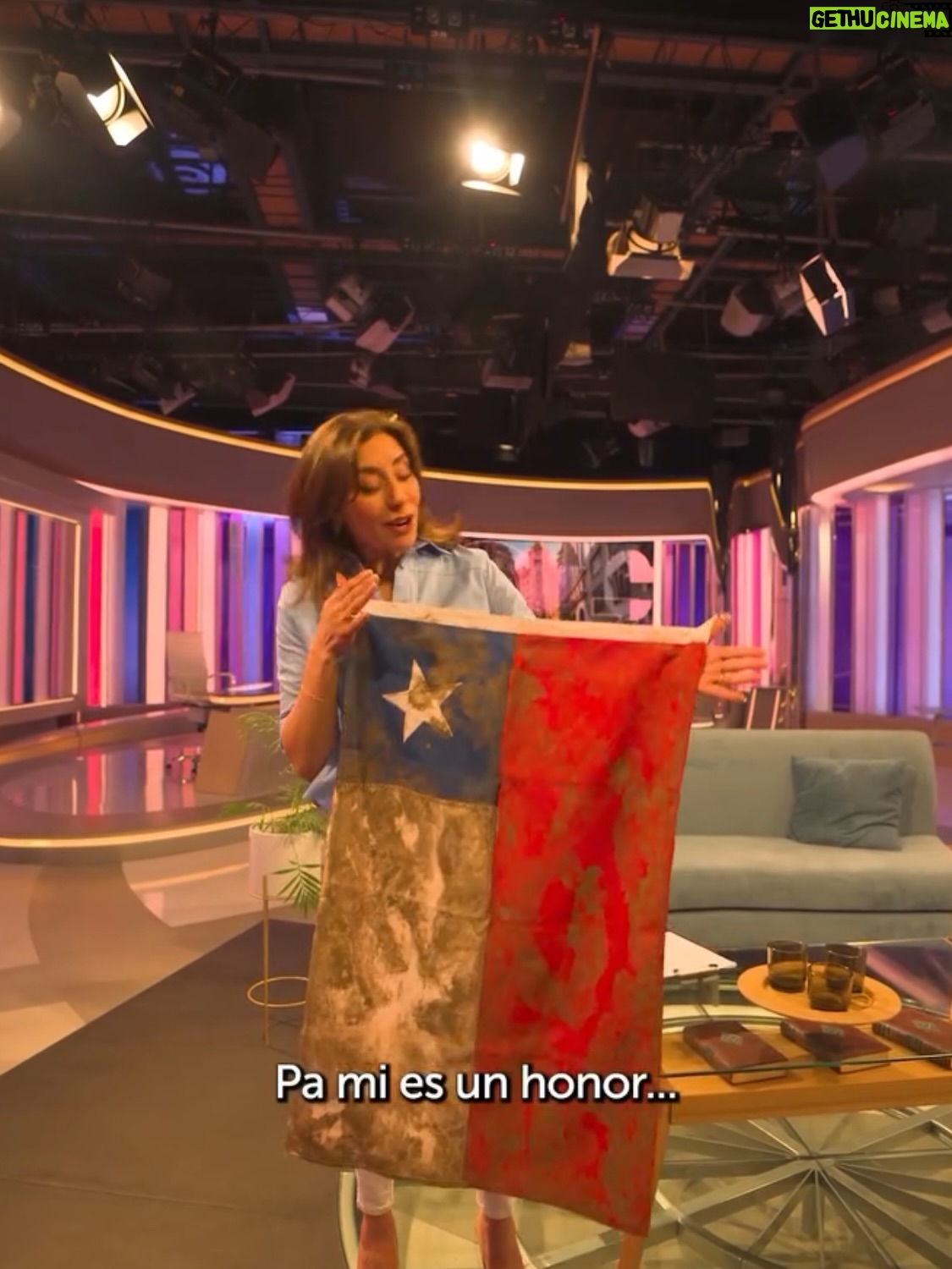 Carmen Gloria Arroyo - 2.4K Likes - Hoy se emitió por las pantallas de TVN el último capítulo de nuestro querido programa, cerrando una hermosa etapa de nuestra historia, una etapa tan intensa como especial.
Son 18 años desde aquel 2007 en que estrené La Jueza en CHV y un poco más de 7 años desde que TVN nos abriera generosamente sus puertas, el 2018.

Cuando se cierran ciclos, es inevitable detenerse y hacer pequeñas pero profundas reflexiones. Y quizás una de las que más me conmueve es dimensionar todos los años en que hemos acompañado sus tardes: escuchando sus historias, sus dudas, sus miedos, sus alegrías, emocionándonos y aprendiendo juntos.

Quiero agradecerles de todo corazón por habernos permitido entrar en sus vidas, por confiar en nosotros, por creer en este proyecto y por estar ahí incluso en los días más duros. Ustedes fueron, y seguirán siendo siempre, nuestra inspiración y nuestro motor.  Gracias a ustedes, este programa ha sido mucho más que un espacio en la televisión, juntos formamos una hermosa comunidad.

A veces la vida nos lleva por caminos inesperados y, aunque esta decisión era inevitable y no ha sido fácil, también abre puertas para seguir creciendo.

Lo que construimos juntos no se borra con un cambio: sigue vivo en cada persona que tocamos, en cada historia que compartimos, en cada palabra que ayudó a sanar.

Esta despedida no es un punto final, sino el inicio de algo nuevo.

Nos volveremos a encontrar por las pantallas de Mega, quizás un poco distintos pero con el mismo corazón y el compromiso de siempre 🩷