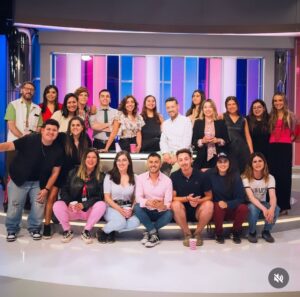 Carmen Gloria Arroyo Instagram - Hoy se emitió por las pantallas de TVN el último capítulo de nuestro querido programa, cerrando una hermosa etapa de nuestra historia, una etapa tan intensa como especial.
Son 18 años desde aquel 2007 en que estrené La Jueza en CHV y un poco más de 7 años desde que TVN nos abriera generosamente sus puertas, el 2018.

Cuando se cierran ciclos, es inevitable detenerse y hacer pequeñas pero profundas reflexiones. Y quizás una de las que más me conmueve es dimensionar todos los años en que hemos acompañado sus tardes: escuchando sus historias, sus dudas, sus miedos, sus alegrías, emocionándonos y aprendiendo juntos.

Quiero agradecerles de todo corazón por habernos permitido entrar en sus vidas, por confiar en nosotros, por creer en este proyecto y por estar ahí incluso en los días más duros. Ustedes fueron, y seguirán siendo siempre, nuestra inspiración y nuestro motor.  Gracias a ustedes, este programa ha sido mucho más que un espacio en la televisión, juntos formamos una hermosa comunidad.

A veces la vida nos lleva por caminos inesperados y, aunque esta decisión era inevitable y no ha sido fácil, también abre puertas para seguir creciendo.

Lo que construimos juntos no se borra con un cambio: sigue vivo en cada persona que tocamos, en cada historia que compartimos, en cada palabra que ayudó a sanar.

Esta despedida no es un punto final, sino el inicio de algo nuevo.

Nos volveremos a encontrar por las pantallas de Mega, quizás un poco distintos pero con el mismo corazón y el compromiso de siempre 🩷