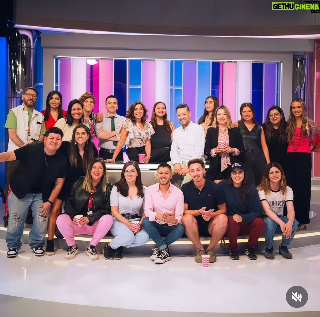 Carmen Gloria Arroyo - 2.4K Likes - Hoy se emitió por las pantallas de TVN el último capítulo de nuestro querido programa, cerrando una hermosa etapa de nuestra historia, una etapa tan intensa como especial.
Son 18 años desde aquel 2007 en que estrené La Jueza en CHV y un poco más de 7 años desde que TVN nos abriera generosamente sus puertas, el 2018.

Cuando se cierran ciclos, es inevitable detenerse y hacer pequeñas pero profundas reflexiones. Y quizás una de las que más me conmueve es dimensionar todos los años en que hemos acompañado sus tardes: escuchando sus historias, sus dudas, sus miedos, sus alegrías, emocionándonos y aprendiendo juntos.

Quiero agradecerles de todo corazón por habernos permitido entrar en sus vidas, por confiar en nosotros, por creer en este proyecto y por estar ahí incluso en los días más duros. Ustedes fueron, y seguirán siendo siempre, nuestra inspiración y nuestro motor.  Gracias a ustedes, este programa ha sido mucho más que un espacio en la televisión, juntos formamos una hermosa comunidad.

A veces la vida nos lleva por caminos inesperados y, aunque esta decisión era inevitable y no ha sido fácil, también abre puertas para seguir creciendo.

Lo que construimos juntos no se borra con un cambio: sigue vivo en cada persona que tocamos, en cada historia que compartimos, en cada palabra que ayudó a sanar.

Esta despedida no es un punto final, sino el inicio de algo nuevo.

Nos volveremos a encontrar por las pantallas de Mega, quizás un poco distintos pero con el mismo corazón y el compromiso de siempre 🩷