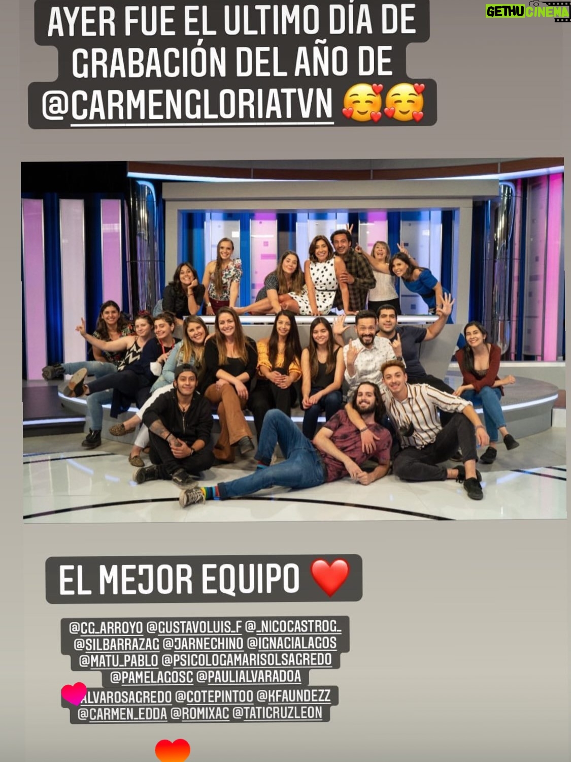 Carmen Gloria Arroyo - 2.4K Likes - Hoy se emitió por las pantallas de TVN el último capítulo de nuestro querido programa, cerrando una hermosa etapa de nuestra historia, una etapa tan intensa como especial.
Son 18 años desde aquel 2007 en que estrené La Jueza en CHV y un poco más de 7 años desde que TVN nos abriera generosamente sus puertas, el 2018.

Cuando se cierran ciclos, es inevitable detenerse y hacer pequeñas pero profundas reflexiones. Y quizás una de las que más me conmueve es dimensionar todos los años en que hemos acompañado sus tardes: escuchando sus historias, sus dudas, sus miedos, sus alegrías, emocionándonos y aprendiendo juntos.

Quiero agradecerles de todo corazón por habernos permitido entrar en sus vidas, por confiar en nosotros, por creer en este proyecto y por estar ahí incluso en los días más duros. Ustedes fueron, y seguirán siendo siempre, nuestra inspiración y nuestro motor.  Gracias a ustedes, este programa ha sido mucho más que un espacio en la televisión, juntos formamos una hermosa comunidad.

A veces la vida nos lleva por caminos inesperados y, aunque esta decisión era inevitable y no ha sido fácil, también abre puertas para seguir creciendo.

Lo que construimos juntos no se borra con un cambio: sigue vivo en cada persona que tocamos, en cada historia que compartimos, en cada palabra que ayudó a sanar.

Esta despedida no es un punto final, sino el inicio de algo nuevo.

Nos volveremos a encontrar por las pantallas de Mega, quizás un poco distintos pero con el mismo corazón y el compromiso de siempre 🩷