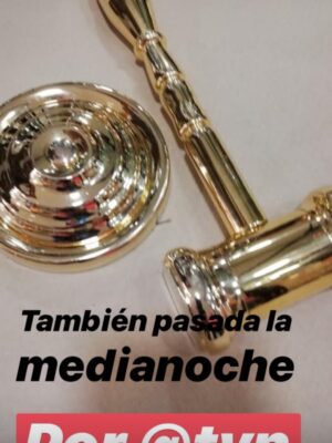 Carmen Gloria Arroyo Instagram - Hoy se emitió por las pantallas de TVN el último capítulo de nuestro querido programa, cerrando una hermosa etapa de nuestra historia, una etapa tan intensa como especial.
Son 18 años desde aquel 2007 en que estrené La Jueza en CHV y un poco más de 7 años desde que TVN nos abriera generosamente sus puertas, el 2018.

Cuando se cierran ciclos, es inevitable detenerse y hacer pequeñas pero profundas reflexiones. Y quizás una de las que más me conmueve es dimensionar todos los años en que hemos acompañado sus tardes: escuchando sus historias, sus dudas, sus miedos, sus alegrías, emocionándonos y aprendiendo juntos.

Quiero agradecerles de todo corazón por habernos permitido entrar en sus vidas, por confiar en nosotros, por creer en este proyecto y por estar ahí incluso en los días más duros. Ustedes fueron, y seguirán siendo siempre, nuestra inspiración y nuestro motor.  Gracias a ustedes, este programa ha sido mucho más que un espacio en la televisión, juntos formamos una hermosa comunidad.

A veces la vida nos lleva por caminos inesperados y, aunque esta decisión era inevitable y no ha sido fácil, también abre puertas para seguir creciendo.

Lo que construimos juntos no se borra con un cambio: sigue vivo en cada persona que tocamos, en cada historia que compartimos, en cada palabra que ayudó a sanar.

Esta despedida no es un punto final, sino el inicio de algo nuevo.

Nos volveremos a encontrar por las pantallas de Mega, quizás un poco distintos pero con el mismo corazón y el compromiso de siempre 🩷