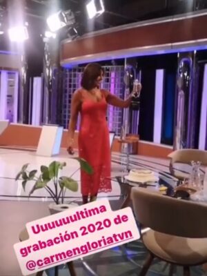 Carmen Gloria Arroyo Instagram - Hoy se emitió por las pantallas de TVN el último capítulo de nuestro querido programa, cerrando una hermosa etapa de nuestra historia, una etapa tan intensa como especial.
Son 18 años desde aquel 2007 en que estrené La Jueza en CHV y un poco más de 7 años desde que TVN nos abriera generosamente sus puertas, el 2018.

Cuando se cierran ciclos, es inevitable detenerse y hacer pequeñas pero profundas reflexiones. Y quizás una de las que más me conmueve es dimensionar todos los años en que hemos acompañado sus tardes: escuchando sus historias, sus dudas, sus miedos, sus alegrías, emocionándonos y aprendiendo juntos.

Quiero agradecerles de todo corazón por habernos permitido entrar en sus vidas, por confiar en nosotros, por creer en este proyecto y por estar ahí incluso en los días más duros. Ustedes fueron, y seguirán siendo siempre, nuestra inspiración y nuestro motor.  Gracias a ustedes, este programa ha sido mucho más que un espacio en la televisión, juntos formamos una hermosa comunidad.

A veces la vida nos lleva por caminos inesperados y, aunque esta decisión era inevitable y no ha sido fácil, también abre puertas para seguir creciendo.

Lo que construimos juntos no se borra con un cambio: sigue vivo en cada persona que tocamos, en cada historia que compartimos, en cada palabra que ayudó a sanar.

Esta despedida no es un punto final, sino el inicio de algo nuevo.

Nos volveremos a encontrar por las pantallas de Mega, quizás un poco distintos pero con el mismo corazón y el compromiso de siempre 🩷