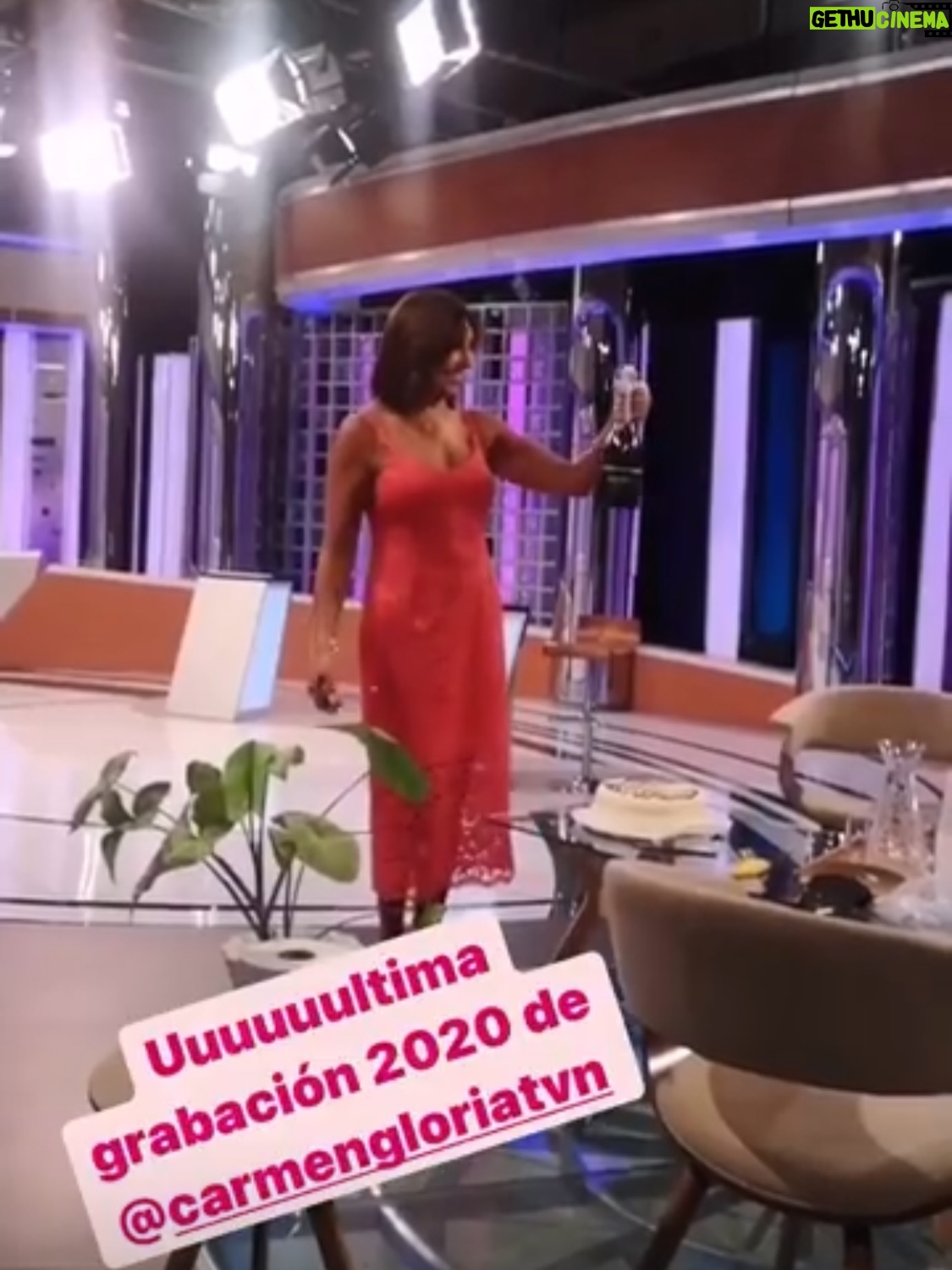 Carmen Gloria Arroyo - 2.4K Likes - Hoy se emitió por las pantallas de TVN el último capítulo de nuestro querido programa, cerrando una hermosa etapa de nuestra historia, una etapa tan intensa como especial.
Son 18 años desde aquel 2007 en que estrené La Jueza en CHV y un poco más de 7 años desde que TVN nos abriera generosamente sus puertas, el 2018.

Cuando se cierran ciclos, es inevitable detenerse y hacer pequeñas pero profundas reflexiones. Y quizás una de las que más me conmueve es dimensionar todos los años en que hemos acompañado sus tardes: escuchando sus historias, sus dudas, sus miedos, sus alegrías, emocionándonos y aprendiendo juntos.

Quiero agradecerles de todo corazón por habernos permitido entrar en sus vidas, por confiar en nosotros, por creer en este proyecto y por estar ahí incluso en los días más duros. Ustedes fueron, y seguirán siendo siempre, nuestra inspiración y nuestro motor.  Gracias a ustedes, este programa ha sido mucho más que un espacio en la televisión, juntos formamos una hermosa comunidad.

A veces la vida nos lleva por caminos inesperados y, aunque esta decisión era inevitable y no ha sido fácil, también abre puertas para seguir creciendo.

Lo que construimos juntos no se borra con un cambio: sigue vivo en cada persona que tocamos, en cada historia que compartimos, en cada palabra que ayudó a sanar.

Esta despedida no es un punto final, sino el inicio de algo nuevo.

Nos volveremos a encontrar por las pantallas de Mega, quizás un poco distintos pero con el mismo corazón y el compromiso de siempre 🩷