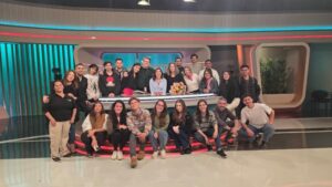 Carmen Gloria Arroyo Instagram - Hoy se emitió por las pantallas de TVN el último capítulo de nuestro querido programa, cerrando una hermosa etapa de nuestra historia, una etapa tan intensa como especial.
Son 18 años desde aquel 2007 en que estrené La Jueza en CHV y un poco más de 7 años desde que TVN nos abriera generosamente sus puertas, el 2018.

Cuando se cierran ciclos, es inevitable detenerse y hacer pequeñas pero profundas reflexiones. Y quizás una de las que más me conmueve es dimensionar todos los años en que hemos acompañado sus tardes: escuchando sus historias, sus dudas, sus miedos, sus alegrías, emocionándonos y aprendiendo juntos.

Quiero agradecerles de todo corazón por habernos permitido entrar en sus vidas, por confiar en nosotros, por creer en este proyecto y por estar ahí incluso en los días más duros. Ustedes fueron, y seguirán siendo siempre, nuestra inspiración y nuestro motor.  Gracias a ustedes, este programa ha sido mucho más que un espacio en la televisión, juntos formamos una hermosa comunidad.

A veces la vida nos lleva por caminos inesperados y, aunque esta decisión era inevitable y no ha sido fácil, también abre puertas para seguir creciendo.

Lo que construimos juntos no se borra con un cambio: sigue vivo en cada persona que tocamos, en cada historia que compartimos, en cada palabra que ayudó a sanar.

Esta despedida no es un punto final, sino el inicio de algo nuevo.

Nos volveremos a encontrar por las pantallas de Mega, quizás un poco distintos pero con el mismo corazón y el compromiso de siempre 🩷