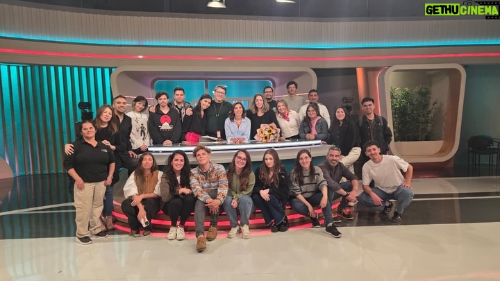 Carmen Gloria Arroyo - 2.4K Likes - Hoy se emitió por las pantallas de TVN el último capítulo de nuestro querido programa, cerrando una hermosa etapa de nuestra historia, una etapa tan intensa como especial.
Son 18 años desde aquel 2007 en que estrené La Jueza en CHV y un poco más de 7 años desde que TVN nos abriera generosamente sus puertas, el 2018.

Cuando se cierran ciclos, es inevitable detenerse y hacer pequeñas pero profundas reflexiones. Y quizás una de las que más me conmueve es dimensionar todos los años en que hemos acompañado sus tardes: escuchando sus historias, sus dudas, sus miedos, sus alegrías, emocionándonos y aprendiendo juntos.

Quiero agradecerles de todo corazón por habernos permitido entrar en sus vidas, por confiar en nosotros, por creer en este proyecto y por estar ahí incluso en los días más duros. Ustedes fueron, y seguirán siendo siempre, nuestra inspiración y nuestro motor.  Gracias a ustedes, este programa ha sido mucho más que un espacio en la televisión, juntos formamos una hermosa comunidad.

A veces la vida nos lleva por caminos inesperados y, aunque esta decisión era inevitable y no ha sido fácil, también abre puertas para seguir creciendo.

Lo que construimos juntos no se borra con un cambio: sigue vivo en cada persona que tocamos, en cada historia que compartimos, en cada palabra que ayudó a sanar.

Esta despedida no es un punto final, sino el inicio de algo nuevo.

Nos volveremos a encontrar por las pantallas de Mega, quizás un poco distintos pero con el mismo corazón y el compromiso de siempre 🩷