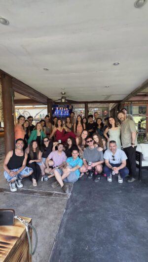 Carmen Gloria Arroyo Instagram - Así fue nuestra celebración al cerrar un año distinto y un ciclo que nos marcó profundamente.
Nos emocionamos, lloramos, reímos, nos abrazamos con el alma… y vamos juntos, con más fuerza y corazón que nunca, hacia lo que viene.
Gracias querido equipo por sostener, creer y caminar conmigo hasta aquí. Lo que construimos no se olvida. 💛