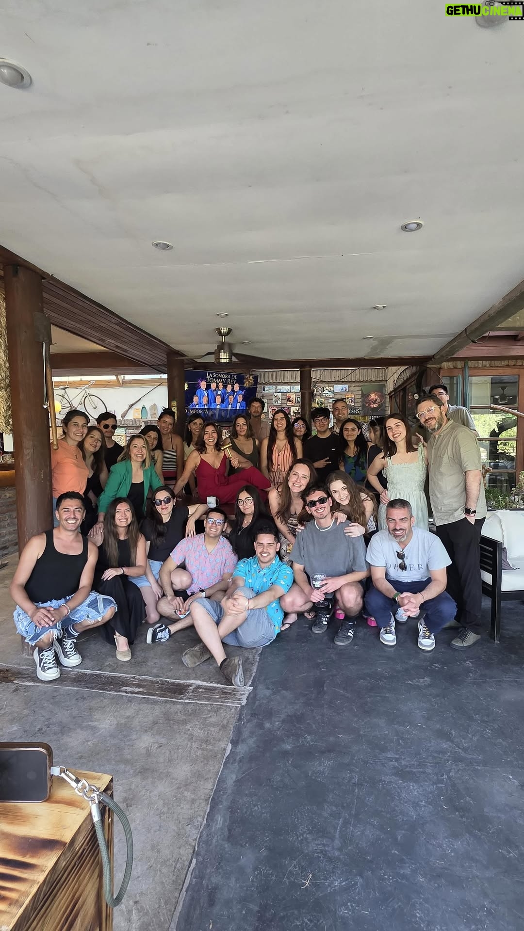 Carmen Gloria Arroyo - 1.4K Likes - Así fue nuestra celebración al cerrar un año distinto y un ciclo que nos marcó profundamente.
Nos emocionamos, lloramos, reímos, nos abrazamos con el alma… y vamos juntos, con más fuerza y corazón que nunca, hacia lo que viene.
Gracias querido equipo por sostener, creer y caminar conmigo hasta aquí. Lo que construimos no se olvida. 💛