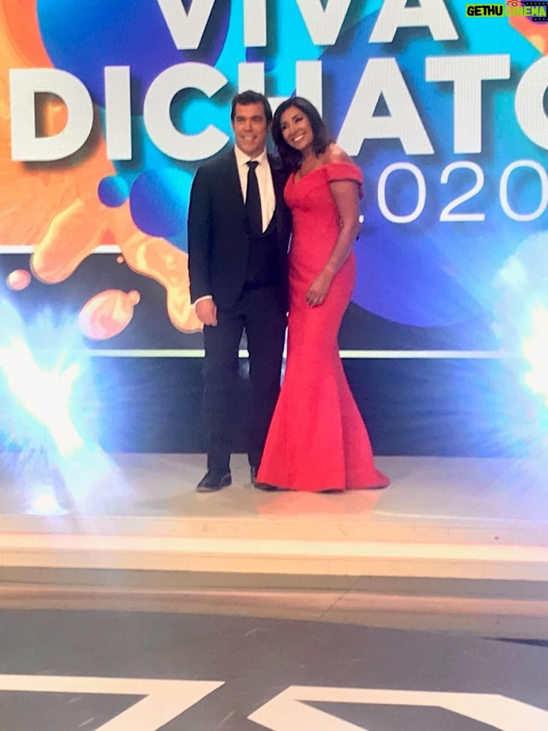 Carmen Gloria Arroyo - 2.4K Likes - Hoy se emitió por las pantallas de TVN el último capítulo de nuestro querido programa, cerrando una hermosa etapa de nuestra historia, una etapa tan intensa como especial.
Son 18 años desde aquel 2007 en que estrené La Jueza en CHV y un poco más de 7 años desde que TVN nos abriera generosamente sus puertas, el 2018.

Cuando se cierran ciclos, es inevitable detenerse y hacer pequeñas pero profundas reflexiones. Y quizás una de las que más me conmueve es dimensionar todos los años en que hemos acompañado sus tardes: escuchando sus historias, sus dudas, sus miedos, sus alegrías, emocionándonos y aprendiendo juntos.

Quiero agradecerles de todo corazón por habernos permitido entrar en sus vidas, por confiar en nosotros, por creer en este proyecto y por estar ahí incluso en los días más duros. Ustedes fueron, y seguirán siendo siempre, nuestra inspiración y nuestro motor.  Gracias a ustedes, este programa ha sido mucho más que un espacio en la televisión, juntos formamos una hermosa comunidad.

A veces la vida nos lleva por caminos inesperados y, aunque esta decisión era inevitable y no ha sido fácil, también abre puertas para seguir creciendo.

Lo que construimos juntos no se borra con un cambio: sigue vivo en cada persona que tocamos, en cada historia que compartimos, en cada palabra que ayudó a sanar.

Esta despedida no es un punto final, sino el inicio de algo nuevo.

Nos volveremos a encontrar por las pantallas de Mega, quizás un poco distintos pero con el mismo corazón y el compromiso de siempre 🩷