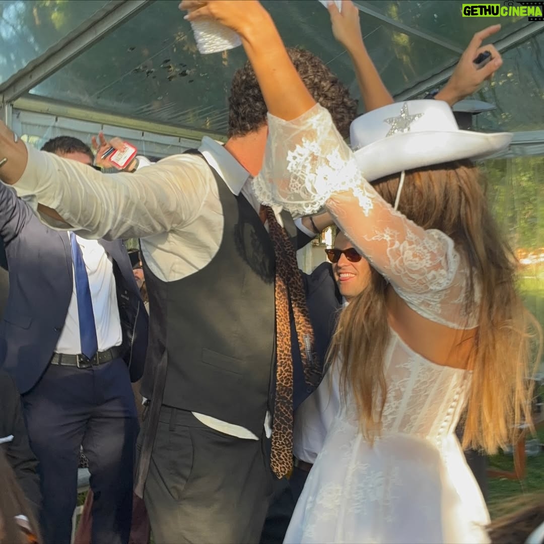Carolina Domenech - 16.3K Likes - Que lindo es celebrar el amor 🩵 los amo @malenaratner @elpurre 💍