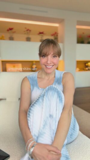 Carolina Gómez Instagram - Y para celebrar a la mujer hoy en nuestro día, que MEJOR que compartir con todos este proyecto poderoso de dos mujeres y un hombre que ama y respeta a nuestro género tanto como nosotras mismas: @sumayskincare
Las imágenes hablan por sí solas. SALUD por nosotras! Porque no hay nada que no podamos lograr si tenemos disciplina, resiliencia, constancia y AMOR! Sobretodo, AMOR PROPIO.
Esta es una invitación a nuestra comunidad, nuestra “tribu”. Una que parte del amor propio ya que son aquellas personas que asumen la responsabilidad de su propio bienestar las que logran ser felices y aportan efectivamente a la sociedad…a un colectivo.
GRACIAS @jennifergaona y @nolediganaalejandro por ser mis cómplices y compañeros de equipo. No hubiese querido compartir este sueño de la mano de nadie más. Los 🩵💙🩵
FELIZ DÍA INTERNACIONAL DE LA MUJER!✨✨✨
#SUMAY
#SUMAYskinCare
#VidaenPlenitud
#AlimentoParaTuPiel
#FelizDiaInternacionaldelaMujer