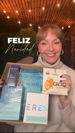 Carolina Gómez Instagram - Regalar también es una forma de decir TE CUIDO…
Y a veces, eso es justo lo que más necesitamos. 💙
.
👉 Encuéntra los cofres de navidad en @sumayskincare o 🔗 en el link de mi bio.
.
#BienestarReal #AlimentoParaTuPiel