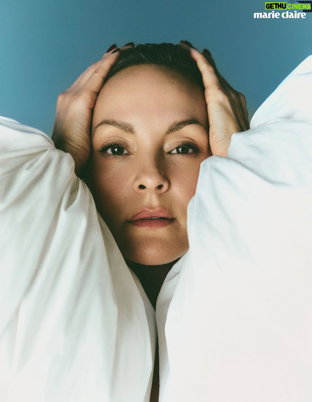 Carolina Gómez - 1.6K Likes - Más de tres décadas en el medio son el indicativo de algo: grandeza, perseverancia y consistencia.🩵

Conectada profundamente con su belleza interior, @carogomezfilm abraza cada una de sus etapas y reconoce que no hay nada más valioso que ser fiel a sí misma. En esta edición de @marieclairecolombia comparte su participación en la campaña “Be Yourself” de @merzaesthetics_colombia , donde reflexiona sobre la importancia de reconectar con lo esencial y cuidar la piel desde un lugar auténtico, más allá de lo superficial.

Lee más detalles en marieclairecolombia.com o en la edición de diciembre-enero.

Créditos:
Director editorial y realización: @gerardangulo
Fotografía: @frances.rou
Muah: @oscartsanchez 
Asistente de moda: @the.fashion.outsider
Producción: @_yulietd 
Entrevista: @the.fashion.outsider
Adaptación: @annabrennda 
Management: @vickypavajeau