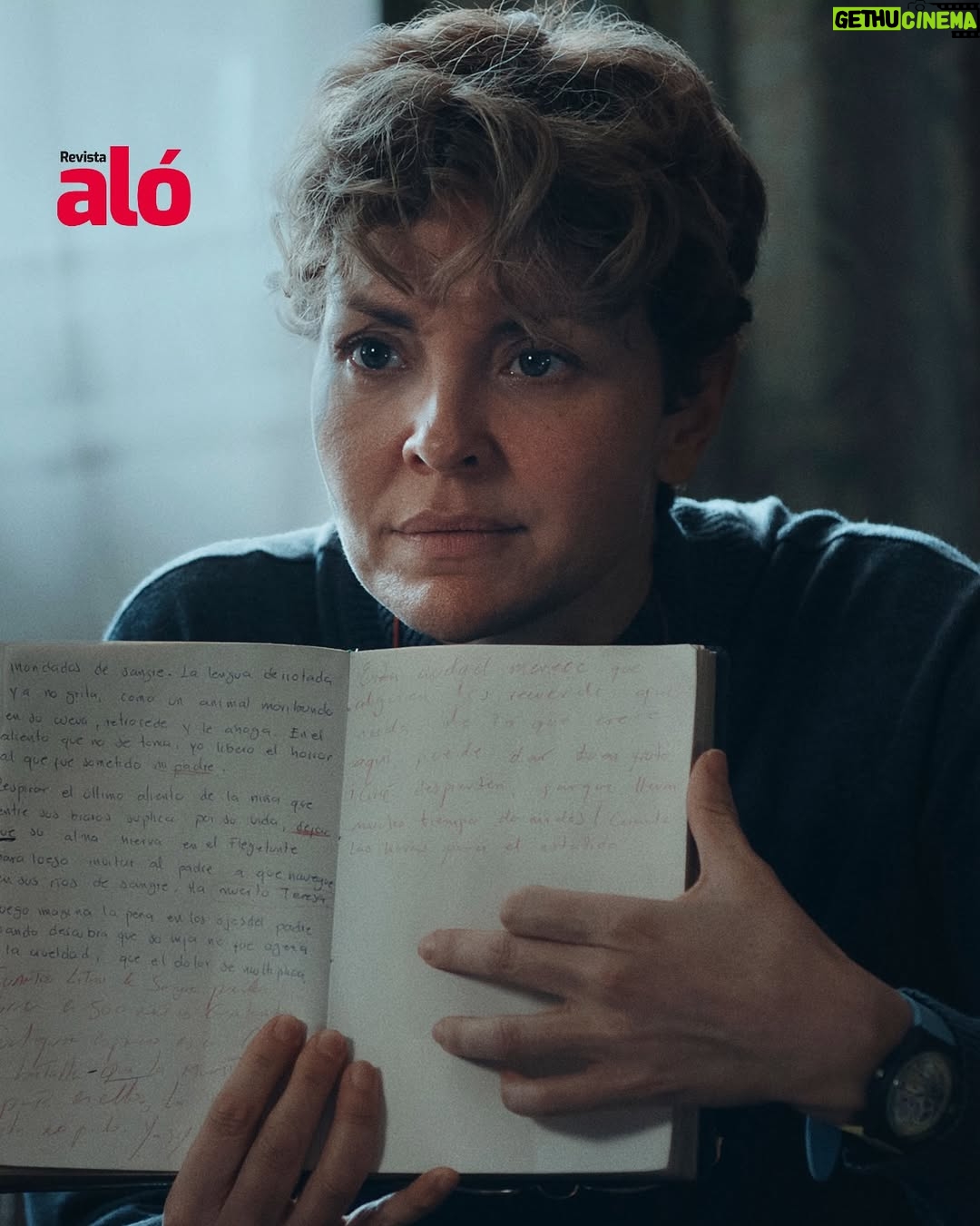 Carolina Gómez - 1.1K Likes - En la más reciente edición de #RevistaAló, entrevistamos a la gran actriz @carogomezfilm ♥️, quien nos habló con total sinceridad sobre el reto que representa su nuevo personaje en Estado de Fuga, la serie de Netflix en la que participa. Durante la conversación, Carolina compartió que este papel la llevó a trabajar desde un lugar profundamente emocional y físico, convirtiéndolo en uno de los desafíos más intensos de su carrera.

“Este personaje me exigió verlo todo desde otra perspectiva; tuve que soltar, escuchar y permitirme sentir cosas que no había explorado como actriz”, nos confesó mientras hablábamos sobre el proceso de construcción y transformación que vivió durante el rodaje.

Carolina también destacó lo significativo que fue trabajar junto a colegas a quienes admira profundamente. La generosidad del elenco y el intercambio creativo en cada escena hicieron que la experiencia fuera aún más enriquecedora y profunda.

Entrevista: @sandrapaolareal 
Fotos: @netflixcolombia 
Manager: @vickypavajeau