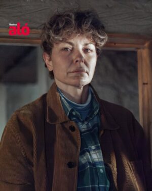 Carolina Gómez Instagram - En la más reciente edición de #RevistaAló, entrevistamos a la gran actriz @carogomezfilm ♥️, quien nos habló con total sinceridad sobre el reto que representa su nuevo personaje en Estado de Fuga, la serie de Netflix en la que participa. Durante la conversación, Carolina compartió que este papel la llevó a trabajar desde un lugar profundamente emocional y físico, convirtiéndolo en uno de los desafíos más intensos de su carrera.
“Este personaje me exigió verlo todo desde otra perspectiva; tuve que soltar, escuchar y permitirme sentir cosas que no había explorado como actriz”, nos confesó mientras hablábamos sobre el proceso de construcción y transformación que vivió durante el rodaje.
Carolina también destacó lo significativo que fue trabajar junto a colegas a quienes admira profundamente. La generosidad del elenco y el intercambio creativo en cada escena hicieron que la experiencia fuera aún más enriquecedora y profunda.
Entrevista: @sandrapaolareal
Fotos: @netflixcolombia
Manager: @vickypavajeau
