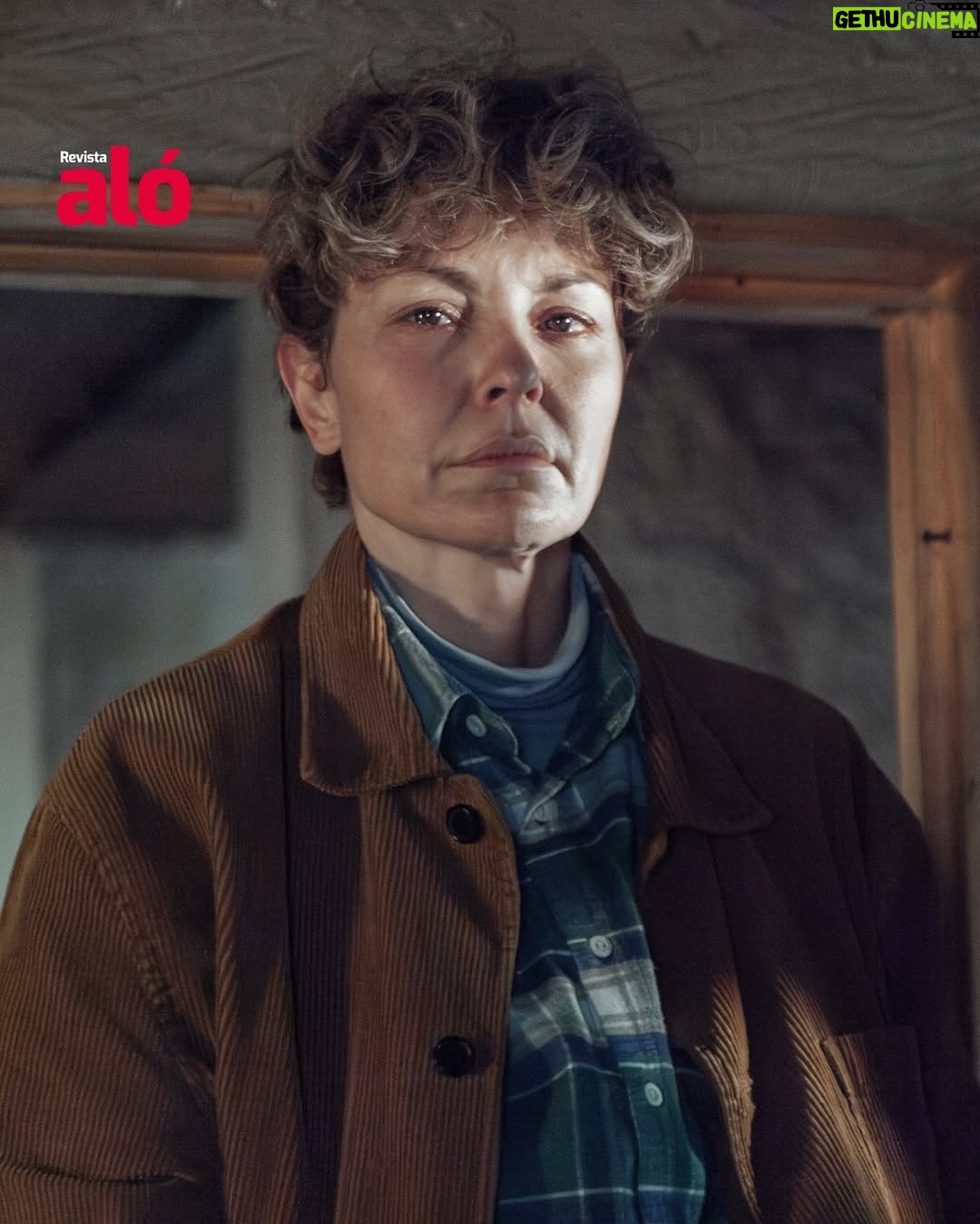 Carolina Gómez - 1.1K Likes - En la más reciente edición de #RevistaAló, entrevistamos a la gran actriz @carogomezfilm ♥️, quien nos habló con total sinceridad sobre el reto que representa su nuevo personaje en Estado de Fuga, la serie de Netflix en la que participa. Durante la conversación, Carolina compartió que este papel la llevó a trabajar desde un lugar profundamente emocional y físico, convirtiéndolo en uno de los desafíos más intensos de su carrera.

“Este personaje me exigió verlo todo desde otra perspectiva; tuve que soltar, escuchar y permitirme sentir cosas que no había explorado como actriz”, nos confesó mientras hablábamos sobre el proceso de construcción y transformación que vivió durante el rodaje.

Carolina también destacó lo significativo que fue trabajar junto a colegas a quienes admira profundamente. La generosidad del elenco y el intercambio creativo en cada escena hicieron que la experiencia fuera aún más enriquecedora y profunda.

Entrevista: @sandrapaolareal 
Fotos: @netflixcolombia 
Manager: @vickypavajeau