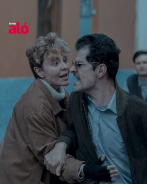 Carolina Gómez Instagram - En la más reciente edición de #RevistaAló, entrevistamos a la gran actriz @carogomezfilm ♥️, quien nos habló con total sinceridad sobre el reto que representa su nuevo personaje en Estado de Fuga, la serie de Netflix en la que participa. Durante la conversación, Carolina compartió que este papel la llevó a trabajar desde un lugar profundamente emocional y físico, convirtiéndolo en uno de los desafíos más intensos de su carrera.
“Este personaje me exigió verlo todo desde otra perspectiva; tuve que soltar, escuchar y permitirme sentir cosas que no había explorado como actriz”, nos confesó mientras hablábamos sobre el proceso de construcción y transformación que vivió durante el rodaje.
Carolina también destacó lo significativo que fue trabajar junto a colegas a quienes admira profundamente. La generosidad del elenco y el intercambio creativo en cada escena hicieron que la experiencia fuera aún más enriquecedora y profunda.
Entrevista: @sandrapaolareal
Fotos: @netflixcolombia
Manager: @vickypavajeau