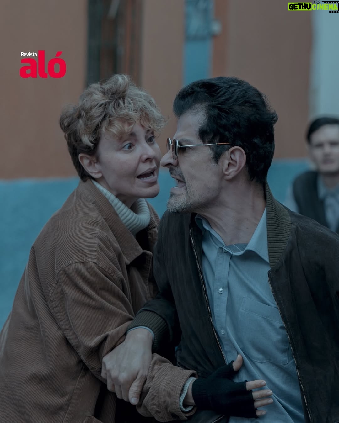 Carolina Gómez - 1.1K Likes - En la más reciente edición de #RevistaAló, entrevistamos a la gran actriz @carogomezfilm ♥️, quien nos habló con total sinceridad sobre el reto que representa su nuevo personaje en Estado de Fuga, la serie de Netflix en la que participa. Durante la conversación, Carolina compartió que este papel la llevó a trabajar desde un lugar profundamente emocional y físico, convirtiéndolo en uno de los desafíos más intensos de su carrera.

“Este personaje me exigió verlo todo desde otra perspectiva; tuve que soltar, escuchar y permitirme sentir cosas que no había explorado como actriz”, nos confesó mientras hablábamos sobre el proceso de construcción y transformación que vivió durante el rodaje.

Carolina también destacó lo significativo que fue trabajar junto a colegas a quienes admira profundamente. La generosidad del elenco y el intercambio creativo en cada escena hicieron que la experiencia fuera aún más enriquecedora y profunda.

Entrevista: @sandrapaolareal 
Fotos: @netflixcolombia 
Manager: @vickypavajeau