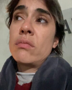 Carolina Ramírez Instagram - Cuando me localizaron para hacer el casting @martincornide y yo recién regresábamos de un viaje por el norte argentino, fue mi partener en la escena (foto 14) y parte de esa ilusión que hoy es todo un éxito. Después vino la realización de ese sueño: llegué tímida, sabiendo que compartiría con seguridad el laburo con tantos inmensamente talentosos. Creo que en ese momento no era consciente de la magnitud del proyecto que me abría sus puertas. La magnitud de creatividad, entusiasmo, amor, talento, visión y entrega se queda corto en palabras, pero creo que quienes estuvimos, quienes hicimos parte sabemos de primera mano lo que fue, es y será. Hoy ustedes lo pueden ver en sus pantallas. En el Barro es una producción con todas las letras y yo tuve la fortuna de estar en él. Me siento tan afortunada (me re emociono al contárselos por acá), tan bendecida… era mi sueño (como tantos otros. Resoñadora yo🥲) y se me hizo realidad al lado de otros tantos sueños que Argentina me ha cumplido (familia, amigxs, hermanxs , comunidad, teatro, cine, un hogar y un amor). En nuestro chat interno de “El vaginal“ (así le llamamos las colegas de la serie al grupo donde nos damos manija a cada 5 minutos) no paro de agradecerles su generosidad y de declararles mi profunda admiración; SON INMENSAS COMPAÑERAS, QUE CHIMBA DE SERIE LA QUE NOS HICIMOS LPMQLRMP! y con el respeto que merece a quienes me pusieron ahí Pablo, Sebastián, Alejandro, Estela, Luciano y todos los que aprobaron mi casting con esa sábana arrugada de fondo) GRACIAS!. Diego Farrel mi repre argentino q hizo posibles las condiciones y quien terminó de concretarlo, gracias miles y totales (Ale y Feli también va para ustedes ♥️). Ayyyy re emocionada estoy QUE VIVA ARGENTINA HIJUEPUTA!!!! Y EN EL BARRO!!! 🇦🇷🇦🇷🇦🇷🇦🇷🇦🇷🇦🇷🇦🇷🇦🇷🇦🇷🇦🇷🇨🇴🇨🇴🇨🇴🇨🇴♥️♥️♥️ @chenetflix #enelbarro #seriesargentinas