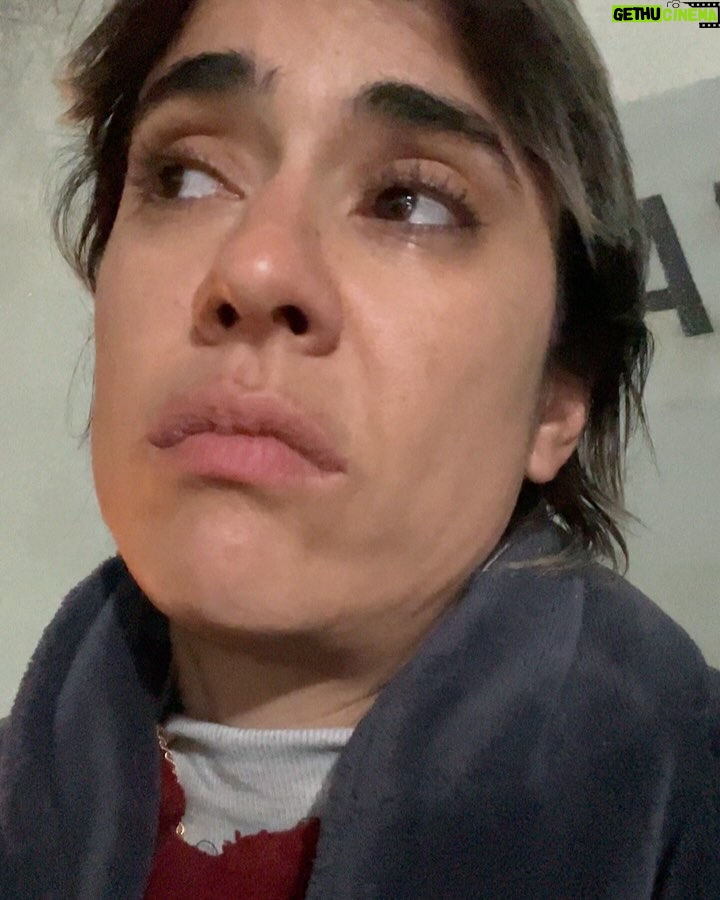 Carolina Ramírez - 124.7K Likes - Cuando me localizaron para hacer el casting @martincornide y yo recién regresábamos de un viaje por el norte argentino, fue mi partener en la escena (foto 14) y parte de esa ilusión que hoy es todo un éxito. Después vino la realización de ese sueño: llegué tímida, sabiendo que compartiría con seguridad el laburo con tantos inmensamente talentosos. Creo que en ese momento no era consciente de la magnitud del proyecto que me abría sus puertas. La magnitud de creatividad, entusiasmo, amor, talento, visión y entrega se queda corto en palabras, pero creo que quienes estuvimos, quienes hicimos parte sabemos de primera mano lo que fue, es y será. Hoy ustedes lo pueden ver en sus pantallas. En el Barro es una producción con todas las letras y yo tuve la fortuna de estar en él. Me siento tan afortunada (me re emociono al contárselos por acá), tan bendecida… era mi sueño (como tantos otros. Resoñadora yo🥲) y se me hizo realidad al lado de otros tantos sueños que Argentina me ha cumplido (familia, amigxs, hermanxs , comunidad, teatro, cine, un hogar y un amor). En nuestro chat interno de “El vaginal“ (así le llamamos las colegas de la serie al grupo donde nos damos manija a cada 5 minutos) no paro de agradecerles su generosidad y de declararles mi profunda admiración; SON INMENSAS COMPAÑERAS, QUE CHIMBA DE SERIE LA QUE NOS HICIMOS LPMQLRMP! y con el respeto que merece a quienes me pusieron ahí Pablo, Sebastián, Alejandro, Estela, Luciano y todos los que aprobaron mi casting con esa sábana arrugada de fondo) GRACIAS!. Diego Farrel mi repre argentino q hizo posibles las condiciones y quien terminó de concretarlo, gracias miles y totales (Ale y Feli también va para ustedes ♥️). Ayyyy re emocionada estoy QUE VIVA ARGENTINA HIJUEPUTA!!!! Y EN EL BARRO!!! 🇦🇷🇦🇷🇦🇷🇦🇷🇦🇷🇦🇷🇦🇷🇦🇷🇦🇷🇦🇷🇨🇴🇨🇴🇨🇴🇨🇴♥️♥️♥️ @chenetflix #enelbarro #seriesargentinas