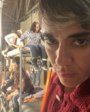 Carolina Ramírez Instagram - Cuando me localizaron para hacer el casting @martincornide y yo recién regresábamos de un viaje por el norte argentino, fue mi partener en la escena (foto 14) y parte de esa ilusión que hoy es todo un éxito. Después vino la realización de ese sueño: llegué tímida, sabiendo que compartiría con seguridad el laburo con tantos inmensamente talentosos. Creo que en ese momento no era consciente de la magnitud del proyecto que me abría sus puertas. La magnitud de creatividad, entusiasmo, amor, talento, visión y entrega se queda corto en palabras, pero creo que quienes estuvimos, quienes hicimos parte sabemos de primera mano lo que fue, es y será. Hoy ustedes lo pueden ver en sus pantallas. En el Barro es una producción con todas las letras y yo tuve la fortuna de estar en él. Me siento tan afortunada (me re emociono al contárselos por acá), tan bendecida… era mi sueño (como tantos otros. Resoñadora yo🥲) y se me hizo realidad al lado de otros tantos sueños que Argentina me ha cumplido (familia, amigxs, hermanxs , comunidad, teatro, cine, un hogar y un amor). En nuestro chat interno de “El vaginal“ (así le llamamos las colegas de la serie al grupo donde nos damos manija a cada 5 minutos) no paro de agradecerles su generosidad y de declararles mi profunda admiración; SON INMENSAS COMPAÑERAS, QUE CHIMBA DE SERIE LA QUE NOS HICIMOS LPMQLRMP! y con el respeto que merece a quienes me pusieron ahí Pablo, Sebastián, Alejandro, Estela, Luciano y todos los que aprobaron mi casting con esa sábana arrugada de fondo) GRACIAS!. Diego Farrel mi repre argentino q hizo posibles las condiciones y quien terminó de concretarlo, gracias miles y totales (Ale y Feli también va para ustedes ♥️). Ayyyy re emocionada estoy QUE VIVA ARGENTINA HIJUEPUTA!!!! Y EN EL BARRO!!! 🇦🇷🇦🇷🇦🇷🇦🇷🇦🇷🇦🇷🇦🇷🇦🇷🇦🇷🇦🇷🇨🇴🇨🇴🇨🇴🇨🇴♥️♥️♥️ @chenetflix #enelbarro #seriesargentinas