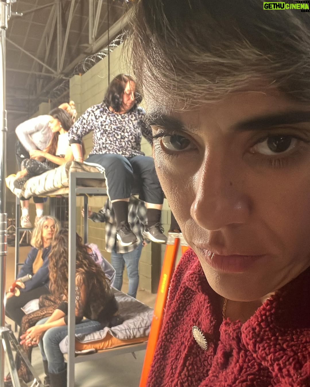 Carolina Ramírez - 124.7K Likes - Cuando me localizaron para hacer el casting @martincornide y yo recién regresábamos de un viaje por el norte argentino, fue mi partener en la escena (foto 14) y parte de esa ilusión que hoy es todo un éxito. Después vino la realización de ese sueño: llegué tímida, sabiendo que compartiría con seguridad el laburo con tantos inmensamente talentosos. Creo que en ese momento no era consciente de la magnitud del proyecto que me abría sus puertas. La magnitud de creatividad, entusiasmo, amor, talento, visión y entrega se queda corto en palabras, pero creo que quienes estuvimos, quienes hicimos parte sabemos de primera mano lo que fue, es y será. Hoy ustedes lo pueden ver en sus pantallas. En el Barro es una producción con todas las letras y yo tuve la fortuna de estar en él. Me siento tan afortunada (me re emociono al contárselos por acá), tan bendecida… era mi sueño (como tantos otros. Resoñadora yo🥲) y se me hizo realidad al lado de otros tantos sueños que Argentina me ha cumplido (familia, amigxs, hermanxs , comunidad, teatro, cine, un hogar y un amor). En nuestro chat interno de “El vaginal“ (así le llamamos las colegas de la serie al grupo donde nos damos manija a cada 5 minutos) no paro de agradecerles su generosidad y de declararles mi profunda admiración; SON INMENSAS COMPAÑERAS, QUE CHIMBA DE SERIE LA QUE NOS HICIMOS LPMQLRMP! y con el respeto que merece a quienes me pusieron ahí Pablo, Sebastián, Alejandro, Estela, Luciano y todos los que aprobaron mi casting con esa sábana arrugada de fondo) GRACIAS!. Diego Farrel mi repre argentino q hizo posibles las condiciones y quien terminó de concretarlo, gracias miles y totales (Ale y Feli también va para ustedes ♥️). Ayyyy re emocionada estoy QUE VIVA ARGENTINA HIJUEPUTA!!!! Y EN EL BARRO!!! 🇦🇷🇦🇷🇦🇷🇦🇷🇦🇷🇦🇷🇦🇷🇦🇷🇦🇷🇦🇷🇨🇴🇨🇴🇨🇴🇨🇴♥️♥️♥️ @chenetflix #enelbarro #seriesargentinas