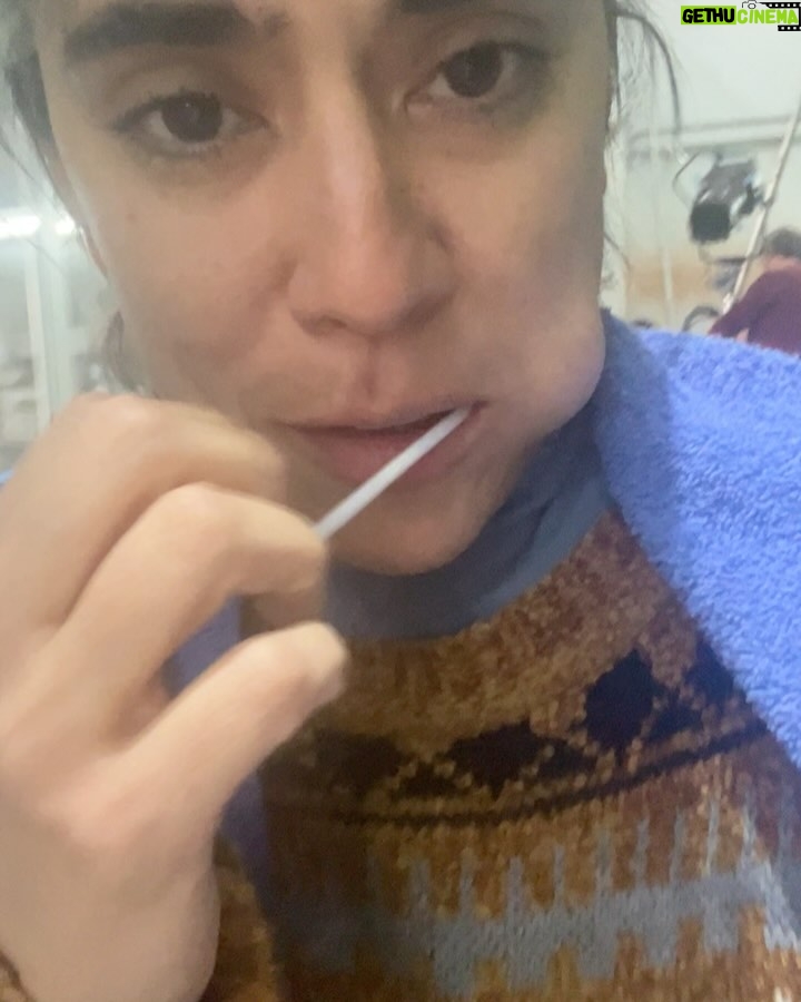 Carolina Ramírez - 124.7K Likes - Cuando me localizaron para hacer el casting @martincornide y yo recién regresábamos de un viaje por el norte argentino, fue mi partener en la escena (foto 14) y parte de esa ilusión que hoy es todo un éxito. Después vino la realización de ese sueño: llegué tímida, sabiendo que compartiría con seguridad el laburo con tantos inmensamente talentosos. Creo que en ese momento no era consciente de la magnitud del proyecto que me abría sus puertas. La magnitud de creatividad, entusiasmo, amor, talento, visión y entrega se queda corto en palabras, pero creo que quienes estuvimos, quienes hicimos parte sabemos de primera mano lo que fue, es y será. Hoy ustedes lo pueden ver en sus pantallas. En el Barro es una producción con todas las letras y yo tuve la fortuna de estar en él. Me siento tan afortunada (me re emociono al contárselos por acá), tan bendecida… era mi sueño (como tantos otros. Resoñadora yo🥲) y se me hizo realidad al lado de otros tantos sueños que Argentina me ha cumplido (familia, amigxs, hermanxs , comunidad, teatro, cine, un hogar y un amor). En nuestro chat interno de “El vaginal“ (así le llamamos las colegas de la serie al grupo donde nos damos manija a cada 5 minutos) no paro de agradecerles su generosidad y de declararles mi profunda admiración; SON INMENSAS COMPAÑERAS, QUE CHIMBA DE SERIE LA QUE NOS HICIMOS LPMQLRMP! y con el respeto que merece a quienes me pusieron ahí Pablo, Sebastián, Alejandro, Estela, Luciano y todos los que aprobaron mi casting con esa sábana arrugada de fondo) GRACIAS!. Diego Farrel mi repre argentino q hizo posibles las condiciones y quien terminó de concretarlo, gracias miles y totales (Ale y Feli también va para ustedes ♥️). Ayyyy re emocionada estoy QUE VIVA ARGENTINA HIJUEPUTA!!!! Y EN EL BARRO!!! 🇦🇷🇦🇷🇦🇷🇦🇷🇦🇷🇦🇷🇦🇷🇦🇷🇦🇷🇦🇷🇨🇴🇨🇴🇨🇴🇨🇴♥️♥️♥️ @chenetflix #enelbarro #seriesargentinas