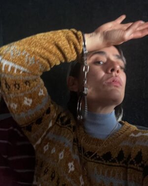 Carolina Ramírez Instagram - Cuando me localizaron para hacer el casting @martincornide y yo recién regresábamos de un viaje por el norte argentino, fue mi partener en la escena (foto 14) y parte de esa ilusión que hoy es todo un éxito. Después vino la realización de ese sueño: llegué tímida, sabiendo que compartiría con seguridad el laburo con tantos inmensamente talentosos. Creo que en ese momento no era consciente de la magnitud del proyecto que me abría sus puertas. La magnitud de creatividad, entusiasmo, amor, talento, visión y entrega se queda corto en palabras, pero creo que quienes estuvimos, quienes hicimos parte sabemos de primera mano lo que fue, es y será. Hoy ustedes lo pueden ver en sus pantallas. En el Barro es una producción con todas las letras y yo tuve la fortuna de estar en él. Me siento tan afortunada (me re emociono al contárselos por acá), tan bendecida… era mi sueño (como tantos otros. Resoñadora yo🥲) y se me hizo realidad al lado de otros tantos sueños que Argentina me ha cumplido (familia, amigxs, hermanxs , comunidad, teatro, cine, un hogar y un amor). En nuestro chat interno de “El vaginal“ (así le llamamos las colegas de la serie al grupo donde nos damos manija a cada 5 minutos) no paro de agradecerles su generosidad y de declararles mi profunda admiración; SON INMENSAS COMPAÑERAS, QUE CHIMBA DE SERIE LA QUE NOS HICIMOS LPMQLRMP! y con el respeto que merece a quienes me pusieron ahí Pablo, Sebastián, Alejandro, Estela, Luciano y todos los que aprobaron mi casting con esa sábana arrugada de fondo) GRACIAS!. Diego Farrel mi repre argentino q hizo posibles las condiciones y quien terminó de concretarlo, gracias miles y totales (Ale y Feli también va para ustedes ♥️). Ayyyy re emocionada estoy QUE VIVA ARGENTINA HIJUEPUTA!!!! Y EN EL BARRO!!! 🇦🇷🇦🇷🇦🇷🇦🇷🇦🇷🇦🇷🇦🇷🇦🇷🇦🇷🇦🇷🇨🇴🇨🇴🇨🇴🇨🇴♥️♥️♥️ @chenetflix #enelbarro #seriesargentinas