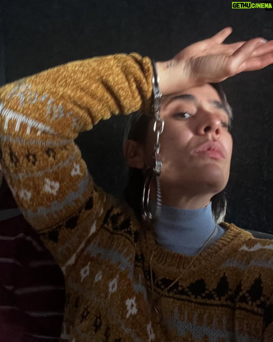 Carolina Ramírez - 124.7K Likes - Cuando me localizaron para hacer el casting @martincornide y yo recién regresábamos de un viaje por el norte argentino, fue mi partener en la escena (foto 14) y parte de esa ilusión que hoy es todo un éxito. Después vino la realización de ese sueño: llegué tímida, sabiendo que compartiría con seguridad el laburo con tantos inmensamente talentosos. Creo que en ese momento no era consciente de la magnitud del proyecto que me abría sus puertas. La magnitud de creatividad, entusiasmo, amor, talento, visión y entrega se queda corto en palabras, pero creo que quienes estuvimos, quienes hicimos parte sabemos de primera mano lo que fue, es y será. Hoy ustedes lo pueden ver en sus pantallas. En el Barro es una producción con todas las letras y yo tuve la fortuna de estar en él. Me siento tan afortunada (me re emociono al contárselos por acá), tan bendecida… era mi sueño (como tantos otros. Resoñadora yo🥲) y se me hizo realidad al lado de otros tantos sueños que Argentina me ha cumplido (familia, amigxs, hermanxs , comunidad, teatro, cine, un hogar y un amor). En nuestro chat interno de “El vaginal“ (así le llamamos las colegas de la serie al grupo donde nos damos manija a cada 5 minutos) no paro de agradecerles su generosidad y de declararles mi profunda admiración; SON INMENSAS COMPAÑERAS, QUE CHIMBA DE SERIE LA QUE NOS HICIMOS LPMQLRMP! y con el respeto que merece a quienes me pusieron ahí Pablo, Sebastián, Alejandro, Estela, Luciano y todos los que aprobaron mi casting con esa sábana arrugada de fondo) GRACIAS!. Diego Farrel mi repre argentino q hizo posibles las condiciones y quien terminó de concretarlo, gracias miles y totales (Ale y Feli también va para ustedes ♥️). Ayyyy re emocionada estoy QUE VIVA ARGENTINA HIJUEPUTA!!!! Y EN EL BARRO!!! 🇦🇷🇦🇷🇦🇷🇦🇷🇦🇷🇦🇷🇦🇷🇦🇷🇦🇷🇦🇷🇨🇴🇨🇴🇨🇴🇨🇴♥️♥️♥️ @chenetflix #enelbarro #seriesargentinas
