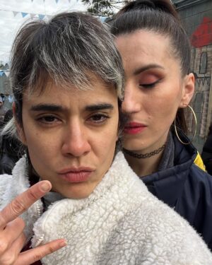 Carolina Ramírez Instagram - Cuando me localizaron para hacer el casting @martincornide y yo recién regresábamos de un viaje por el norte argentino, fue mi partener en la escena (foto 14) y parte de esa ilusión que hoy es todo un éxito. Después vino la realización de ese sueño: llegué tímida, sabiendo que compartiría con seguridad el laburo con tantos inmensamente talentosos. Creo que en ese momento no era consciente de la magnitud del proyecto que me abría sus puertas. La magnitud de creatividad, entusiasmo, amor, talento, visión y entrega se queda corto en palabras, pero creo que quienes estuvimos, quienes hicimos parte sabemos de primera mano lo que fue, es y será. Hoy ustedes lo pueden ver en sus pantallas. En el Barro es una producción con todas las letras y yo tuve la fortuna de estar en él. Me siento tan afortunada (me re emociono al contárselos por acá), tan bendecida… era mi sueño (como tantos otros. Resoñadora yo🥲) y se me hizo realidad al lado de otros tantos sueños que Argentina me ha cumplido (familia, amigxs, hermanxs , comunidad, teatro, cine, un hogar y un amor). En nuestro chat interno de “El vaginal“ (así le llamamos las colegas de la serie al grupo donde nos damos manija a cada 5 minutos) no paro de agradecerles su generosidad y de declararles mi profunda admiración; SON INMENSAS COMPAÑERAS, QUE CHIMBA DE SERIE LA QUE NOS HICIMOS LPMQLRMP! y con el respeto que merece a quienes me pusieron ahí Pablo, Sebastián, Alejandro, Estela, Luciano y todos los que aprobaron mi casting con esa sábana arrugada de fondo) GRACIAS!. Diego Farrel mi repre argentino q hizo posibles las condiciones y quien terminó de concretarlo, gracias miles y totales (Ale y Feli también va para ustedes ♥️). Ayyyy re emocionada estoy QUE VIVA ARGENTINA HIJUEPUTA!!!! Y EN EL BARRO!!! 🇦🇷🇦🇷🇦🇷🇦🇷🇦🇷🇦🇷🇦🇷🇦🇷🇦🇷🇦🇷🇨🇴🇨🇴🇨🇴🇨🇴♥️♥️♥️ @chenetflix #enelbarro #seriesargentinas