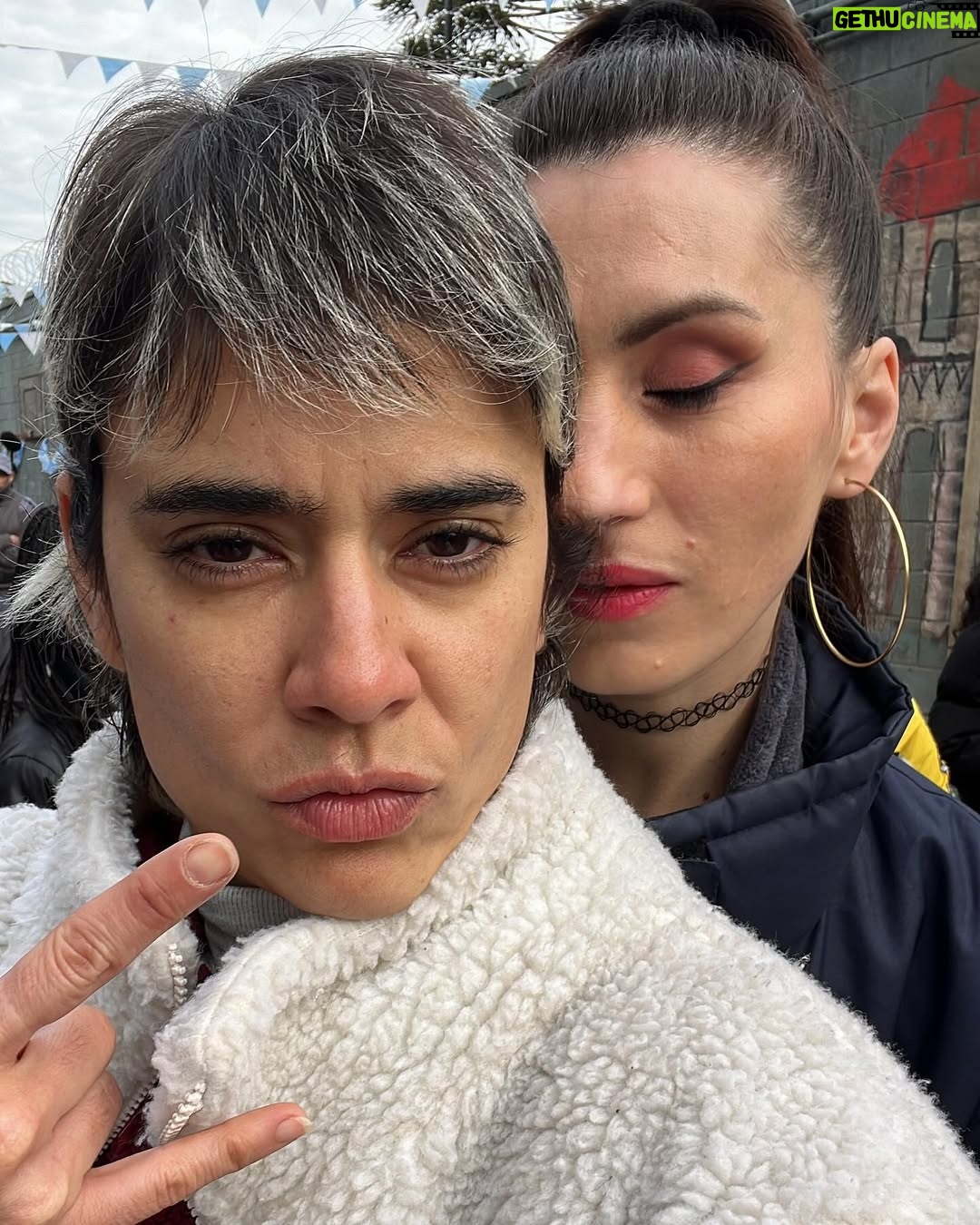 Carolina Ramírez - 124.7K Likes - Cuando me localizaron para hacer el casting @martincornide y yo recién regresábamos de un viaje por el norte argentino, fue mi partener en la escena (foto 14) y parte de esa ilusión que hoy es todo un éxito. Después vino la realización de ese sueño: llegué tímida, sabiendo que compartiría con seguridad el laburo con tantos inmensamente talentosos. Creo que en ese momento no era consciente de la magnitud del proyecto que me abría sus puertas. La magnitud de creatividad, entusiasmo, amor, talento, visión y entrega se queda corto en palabras, pero creo que quienes estuvimos, quienes hicimos parte sabemos de primera mano lo que fue, es y será. Hoy ustedes lo pueden ver en sus pantallas. En el Barro es una producción con todas las letras y yo tuve la fortuna de estar en él. Me siento tan afortunada (me re emociono al contárselos por acá), tan bendecida… era mi sueño (como tantos otros. Resoñadora yo🥲) y se me hizo realidad al lado de otros tantos sueños que Argentina me ha cumplido (familia, amigxs, hermanxs , comunidad, teatro, cine, un hogar y un amor). En nuestro chat interno de “El vaginal“ (así le llamamos las colegas de la serie al grupo donde nos damos manija a cada 5 minutos) no paro de agradecerles su generosidad y de declararles mi profunda admiración; SON INMENSAS COMPAÑERAS, QUE CHIMBA DE SERIE LA QUE NOS HICIMOS LPMQLRMP! y con el respeto que merece a quienes me pusieron ahí Pablo, Sebastián, Alejandro, Estela, Luciano y todos los que aprobaron mi casting con esa sábana arrugada de fondo) GRACIAS!. Diego Farrel mi repre argentino q hizo posibles las condiciones y quien terminó de concretarlo, gracias miles y totales (Ale y Feli también va para ustedes ♥️). Ayyyy re emocionada estoy QUE VIVA ARGENTINA HIJUEPUTA!!!! Y EN EL BARRO!!! 🇦🇷🇦🇷🇦🇷🇦🇷🇦🇷🇦🇷🇦🇷🇦🇷🇦🇷🇦🇷🇨🇴🇨🇴🇨🇴🇨🇴♥️♥️♥️ @chenetflix #enelbarro #seriesargentinas