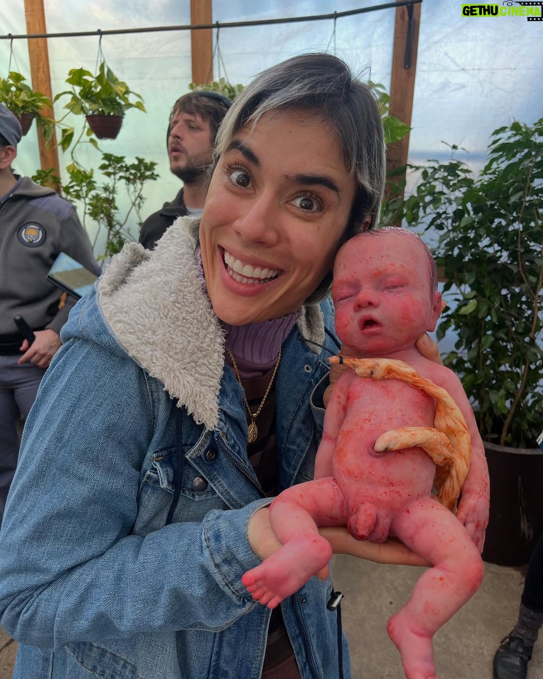 Carolina Ramírez - 124.7K Likes - Cuando me localizaron para hacer el casting @martincornide y yo recién regresábamos de un viaje por el norte argentino, fue mi partener en la escena (foto 14) y parte de esa ilusión que hoy es todo un éxito. Después vino la realización de ese sueño: llegué tímida, sabiendo que compartiría con seguridad el laburo con tantos inmensamente talentosos. Creo que en ese momento no era consciente de la magnitud del proyecto que me abría sus puertas. La magnitud de creatividad, entusiasmo, amor, talento, visión y entrega se queda corto en palabras, pero creo que quienes estuvimos, quienes hicimos parte sabemos de primera mano lo que fue, es y será. Hoy ustedes lo pueden ver en sus pantallas. En el Barro es una producción con todas las letras y yo tuve la fortuna de estar en él. Me siento tan afortunada (me re emociono al contárselos por acá), tan bendecida… era mi sueño (como tantos otros. Resoñadora yo🥲) y se me hizo realidad al lado de otros tantos sueños que Argentina me ha cumplido (familia, amigxs, hermanxs , comunidad, teatro, cine, un hogar y un amor). En nuestro chat interno de “El vaginal“ (así le llamamos las colegas de la serie al grupo donde nos damos manija a cada 5 minutos) no paro de agradecerles su generosidad y de declararles mi profunda admiración; SON INMENSAS COMPAÑERAS, QUE CHIMBA DE SERIE LA QUE NOS HICIMOS LPMQLRMP! y con el respeto que merece a quienes me pusieron ahí Pablo, Sebastián, Alejandro, Estela, Luciano y todos los que aprobaron mi casting con esa sábana arrugada de fondo) GRACIAS!. Diego Farrel mi repre argentino q hizo posibles las condiciones y quien terminó de concretarlo, gracias miles y totales (Ale y Feli también va para ustedes ♥️). Ayyyy re emocionada estoy QUE VIVA ARGENTINA HIJUEPUTA!!!! Y EN EL BARRO!!! 🇦🇷🇦🇷🇦🇷🇦🇷🇦🇷🇦🇷🇦🇷🇦🇷🇦🇷🇦🇷🇨🇴🇨🇴🇨🇴🇨🇴♥️♥️♥️ @chenetflix #enelbarro #seriesargentinas