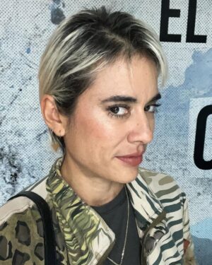 Carolina Ramírez Instagram - Cuando me localizaron para hacer el casting @martincornide y yo recién regresábamos de un viaje por el norte argentino, fue mi partener en la escena (foto 14) y parte de esa ilusión que hoy es todo un éxito. Después vino la realización de ese sueño: llegué tímida, sabiendo que compartiría con seguridad el laburo con tantos inmensamente talentosos. Creo que en ese momento no era consciente de la magnitud del proyecto que me abría sus puertas. La magnitud de creatividad, entusiasmo, amor, talento, visión y entrega se queda corto en palabras, pero creo que quienes estuvimos, quienes hicimos parte sabemos de primera mano lo que fue, es y será. Hoy ustedes lo pueden ver en sus pantallas. En el Barro es una producción con todas las letras y yo tuve la fortuna de estar en él. Me siento tan afortunada (me re emociono al contárselos por acá), tan bendecida… era mi sueño (como tantos otros. Resoñadora yo🥲) y se me hizo realidad al lado de otros tantos sueños que Argentina me ha cumplido (familia, amigxs, hermanxs , comunidad, teatro, cine, un hogar y un amor). En nuestro chat interno de “El vaginal“ (así le llamamos las colegas de la serie al grupo donde nos damos manija a cada 5 minutos) no paro de agradecerles su generosidad y de declararles mi profunda admiración; SON INMENSAS COMPAÑERAS, QUE CHIMBA DE SERIE LA QUE NOS HICIMOS LPMQLRMP! y con el respeto que merece a quienes me pusieron ahí Pablo, Sebastián, Alejandro, Estela, Luciano y todos los que aprobaron mi casting con esa sábana arrugada de fondo) GRACIAS!. Diego Farrel mi repre argentino q hizo posibles las condiciones y quien terminó de concretarlo, gracias miles y totales (Ale y Feli también va para ustedes ♥️). Ayyyy re emocionada estoy QUE VIVA ARGENTINA HIJUEPUTA!!!! Y EN EL BARRO!!! 🇦🇷🇦🇷🇦🇷🇦🇷🇦🇷🇦🇷🇦🇷🇦🇷🇦🇷🇦🇷🇨🇴🇨🇴🇨🇴🇨🇴♥️♥️♥️ @chenetflix #enelbarro #seriesargentinas