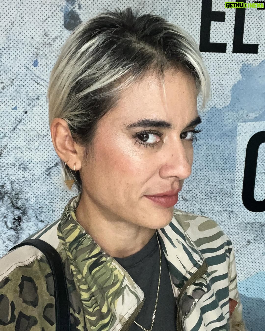 Carolina Ramírez - 124.7K Likes - Cuando me localizaron para hacer el casting @martincornide y yo recién regresábamos de un viaje por el norte argentino, fue mi partener en la escena (foto 14) y parte de esa ilusión que hoy es todo un éxito. Después vino la realización de ese sueño: llegué tímida, sabiendo que compartiría con seguridad el laburo con tantos inmensamente talentosos. Creo que en ese momento no era consciente de la magnitud del proyecto que me abría sus puertas. La magnitud de creatividad, entusiasmo, amor, talento, visión y entrega se queda corto en palabras, pero creo que quienes estuvimos, quienes hicimos parte sabemos de primera mano lo que fue, es y será. Hoy ustedes lo pueden ver en sus pantallas. En el Barro es una producción con todas las letras y yo tuve la fortuna de estar en él. Me siento tan afortunada (me re emociono al contárselos por acá), tan bendecida… era mi sueño (como tantos otros. Resoñadora yo🥲) y se me hizo realidad al lado de otros tantos sueños que Argentina me ha cumplido (familia, amigxs, hermanxs , comunidad, teatro, cine, un hogar y un amor). En nuestro chat interno de “El vaginal“ (así le llamamos las colegas de la serie al grupo donde nos damos manija a cada 5 minutos) no paro de agradecerles su generosidad y de declararles mi profunda admiración; SON INMENSAS COMPAÑERAS, QUE CHIMBA DE SERIE LA QUE NOS HICIMOS LPMQLRMP! y con el respeto que merece a quienes me pusieron ahí Pablo, Sebastián, Alejandro, Estela, Luciano y todos los que aprobaron mi casting con esa sábana arrugada de fondo) GRACIAS!. Diego Farrel mi repre argentino q hizo posibles las condiciones y quien terminó de concretarlo, gracias miles y totales (Ale y Feli también va para ustedes ♥️). Ayyyy re emocionada estoy QUE VIVA ARGENTINA HIJUEPUTA!!!! Y EN EL BARRO!!! 🇦🇷🇦🇷🇦🇷🇦🇷🇦🇷🇦🇷🇦🇷🇦🇷🇦🇷🇦🇷🇨🇴🇨🇴🇨🇴🇨🇴♥️♥️♥️ @chenetflix #enelbarro #seriesargentinas
