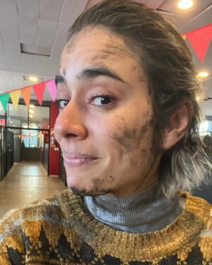 Carolina Ramírez Instagram - Cuando me localizaron para hacer el casting @martincornide y yo recién regresábamos de un viaje por el norte argentino, fue mi partener en la escena (foto 14) y parte de esa ilusión que hoy es todo un éxito. Después vino la realización de ese sueño: llegué tímida, sabiendo que compartiría con seguridad el laburo con tantos inmensamente talentosos. Creo que en ese momento no era consciente de la magnitud del proyecto que me abría sus puertas. La magnitud de creatividad, entusiasmo, amor, talento, visión y entrega se queda corto en palabras, pero creo que quienes estuvimos, quienes hicimos parte sabemos de primera mano lo que fue, es y será. Hoy ustedes lo pueden ver en sus pantallas. En el Barro es una producción con todas las letras y yo tuve la fortuna de estar en él. Me siento tan afortunada (me re emociono al contárselos por acá), tan bendecida… era mi sueño (como tantos otros. Resoñadora yo🥲) y se me hizo realidad al lado de otros tantos sueños que Argentina me ha cumplido (familia, amigxs, hermanxs , comunidad, teatro, cine, un hogar y un amor). En nuestro chat interno de “El vaginal“ (así le llamamos las colegas de la serie al grupo donde nos damos manija a cada 5 minutos) no paro de agradecerles su generosidad y de declararles mi profunda admiración; SON INMENSAS COMPAÑERAS, QUE CHIMBA DE SERIE LA QUE NOS HICIMOS LPMQLRMP! y con el respeto que merece a quienes me pusieron ahí Pablo, Sebastián, Alejandro, Estela, Luciano y todos los que aprobaron mi casting con esa sábana arrugada de fondo) GRACIAS!. Diego Farrel mi repre argentino q hizo posibles las condiciones y quien terminó de concretarlo, gracias miles y totales (Ale y Feli también va para ustedes ♥️). Ayyyy re emocionada estoy QUE VIVA ARGENTINA HIJUEPUTA!!!! Y EN EL BARRO!!! 🇦🇷🇦🇷🇦🇷🇦🇷🇦🇷🇦🇷🇦🇷🇦🇷🇦🇷🇦🇷🇨🇴🇨🇴🇨🇴🇨🇴♥️♥️♥️ @chenetflix #enelbarro #seriesargentinas