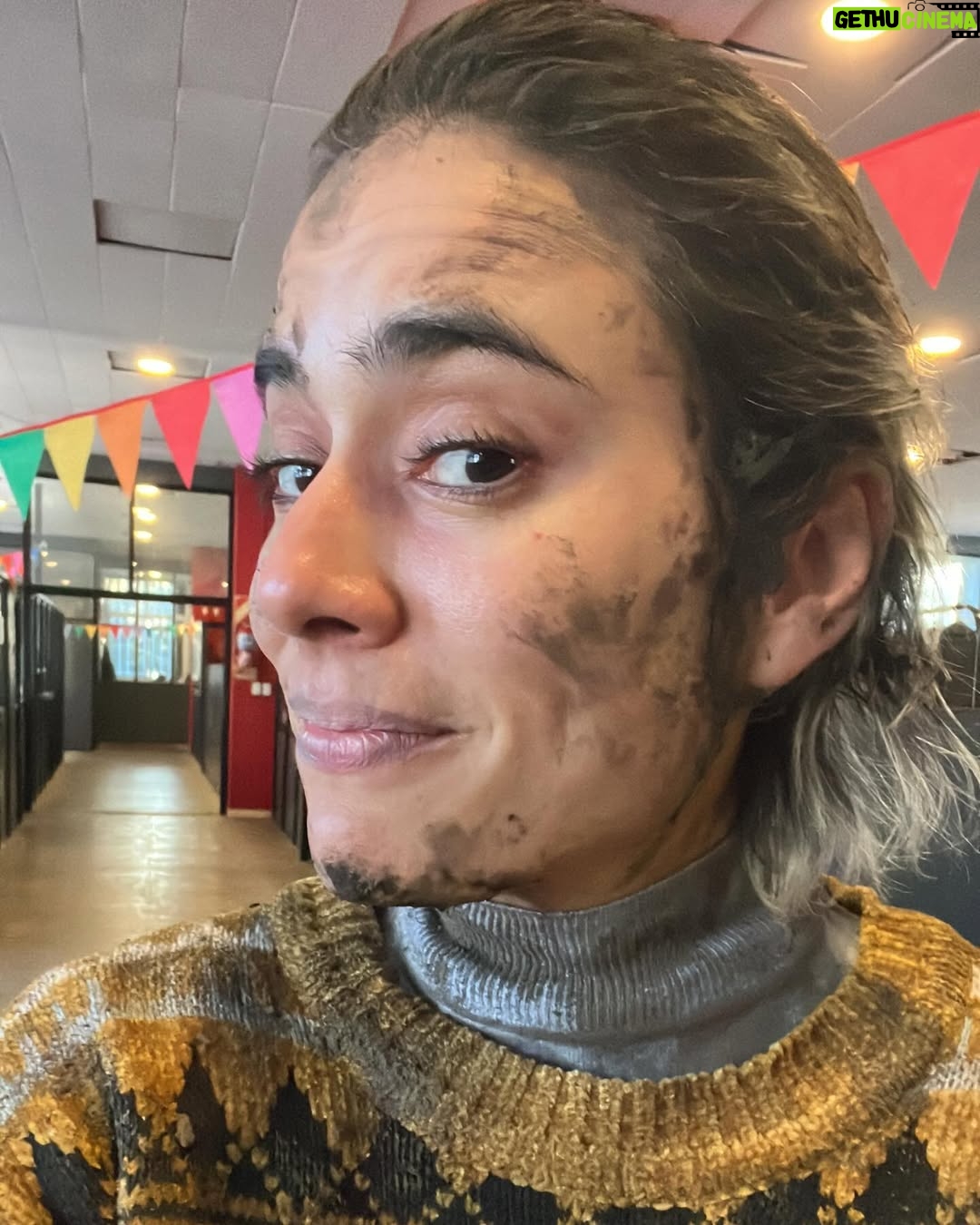 Carolina Ramírez - 124.7K Likes - Cuando me localizaron para hacer el casting @martincornide y yo recién regresábamos de un viaje por el norte argentino, fue mi partener en la escena (foto 14) y parte de esa ilusión que hoy es todo un éxito. Después vino la realización de ese sueño: llegué tímida, sabiendo que compartiría con seguridad el laburo con tantos inmensamente talentosos. Creo que en ese momento no era consciente de la magnitud del proyecto que me abría sus puertas. La magnitud de creatividad, entusiasmo, amor, talento, visión y entrega se queda corto en palabras, pero creo que quienes estuvimos, quienes hicimos parte sabemos de primera mano lo que fue, es y será. Hoy ustedes lo pueden ver en sus pantallas. En el Barro es una producción con todas las letras y yo tuve la fortuna de estar en él. Me siento tan afortunada (me re emociono al contárselos por acá), tan bendecida… era mi sueño (como tantos otros. Resoñadora yo🥲) y se me hizo realidad al lado de otros tantos sueños que Argentina me ha cumplido (familia, amigxs, hermanxs , comunidad, teatro, cine, un hogar y un amor). En nuestro chat interno de “El vaginal“ (así le llamamos las colegas de la serie al grupo donde nos damos manija a cada 5 minutos) no paro de agradecerles su generosidad y de declararles mi profunda admiración; SON INMENSAS COMPAÑERAS, QUE CHIMBA DE SERIE LA QUE NOS HICIMOS LPMQLRMP! y con el respeto que merece a quienes me pusieron ahí Pablo, Sebastián, Alejandro, Estela, Luciano y todos los que aprobaron mi casting con esa sábana arrugada de fondo) GRACIAS!. Diego Farrel mi repre argentino q hizo posibles las condiciones y quien terminó de concretarlo, gracias miles y totales (Ale y Feli también va para ustedes ♥️). Ayyyy re emocionada estoy QUE VIVA ARGENTINA HIJUEPUTA!!!! Y EN EL BARRO!!! 🇦🇷🇦🇷🇦🇷🇦🇷🇦🇷🇦🇷🇦🇷🇦🇷🇦🇷🇦🇷🇨🇴🇨🇴🇨🇴🇨🇴♥️♥️♥️ @chenetflix #enelbarro #seriesargentinas