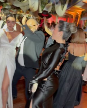 Carolina Sepúlveda Instagram - Que noche tan linda la que nos regalo @marieclairecolombia
Un homenaje a nuestra cultura, a nuestras raíces, una noche llena de talento,moda, muchas flores y gente bonita!
Gracias a @gerardangulo y a todo su equipo por resaltar la belleza de nuestro país 🇨🇴
@alexandercubillos
#mercadodelasflores