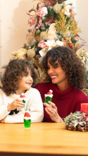 Carolina Sepúlveda Instagram - Amores míos 💚🎄
La gelatina del Grinch llegó para robarse la Navidad… pero de la forma más linda.
Fácil, divertida y perfecta para los peques de la casa.
Ingredientes:
• Gelatina sabor limón
• Agua
• Crema batida
• Fresas (para el gorrito)
Ideal para sorprender y jugar un poquito en estas fechas✨
@maglione.col
#carolinasepulveda #thegrinch #recetasnavideñas