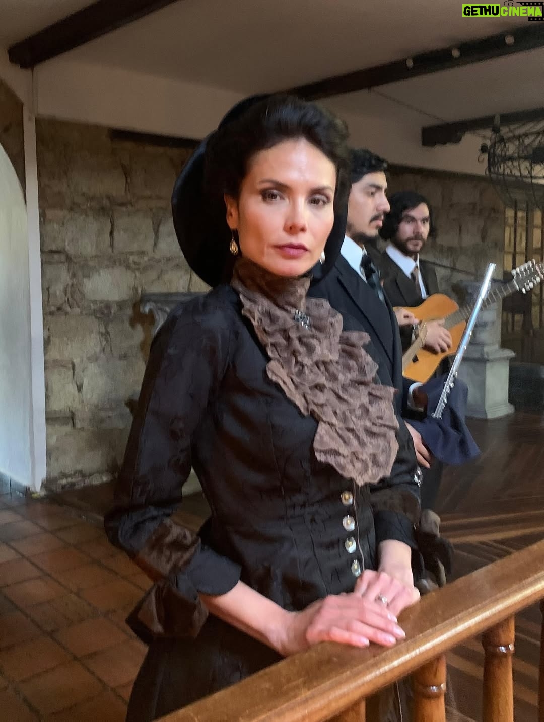 Carolina Sepúlveda - 1.4K Likes - Magnolia representa a la mujer tradicional en la sociedad colombiana del siglo XX:
una figura moldeada por la obediencia, el silencio y la preservación del honor familiar.
No es solo la madre de Alicia; es también el reflejo de una generación de mujeres educadas para vivir bajo las reglas de un sistema profundamente patriarcal.

Gracias a @quintocolorprodu @jlopezab @joselombana @rosmarymzfilms por darme la oportunidad de interpretar a un personaje tan lleno de matices y contradicciones.

Los invito a conocer su historia, este viaje donde la pasión, el miedo y la selva lo cambian todo.

Nos vemos por los canales:
@canaltelecafe @canaltelecaribe @canaltro
@teleantioquia @canalteleislas @canaltrececo @telepacifico @canalcapital

Una coproducción de la TV pública colombiana y @quintocolorprodu con el apoyo de @ministerio_tic 

Escrita por @miangelbaquero 
Dir. Luis Alberto Restrepo - @haroldariza5 
Foto fija @jorgemiliofotografo 

#Magnolia #LaVorágine #CarolinaSepúlveda #TVPública #SerieColombiana