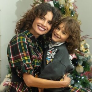 Carolina Sepúlveda Instagram - La Navidad se siente diferente cuando la ves a través de los ojos de un hijo.
Con Lolo, cada receta se vuelve un juego y cada momento, una tradición.
Amores míos… se viene una temporada llena de sabor, recetas fáciles y mucha magia en familia.
Listos para comer delicioso en esta Navidad 🎄🤶