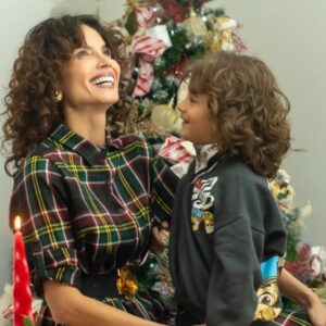Carolina Sepúlveda Instagram - La Navidad se siente diferente cuando la ves a través de los ojos de un hijo.
Con Lolo, cada receta se vuelve un juego y cada momento, una tradición.
Amores míos… se viene una temporada llena de sabor, recetas fáciles y mucha magia en familia.
Listos para comer delicioso en esta Navidad 🎄🤶