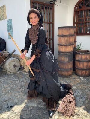 Carolina Sepúlveda Instagram - Magnolia representa a la mujer tradicional en la sociedad colombiana del siglo XX:
una figura moldeada por la obediencia, el silencio y la preservación del honor familiar.
No es solo la madre de Alicia; es también el reflejo de una generación de mujeres educadas para vivir bajo las reglas de un sistema profundamente patriarcal.
Gracias a @quintocolorprodu @jlopezab @joselombana @rosmarymzfilms por darme la oportunidad de interpretar a un personaje tan lleno de matices y contradicciones.
Los invito a conocer su historia, este viaje donde la pasión, el miedo y la selva lo cambian todo.
Nos vemos por los canales:
@canaltelecafe @canaltelecaribe @canaltro
@teleantioquia @canalteleislas @canaltrececo @telepacifico @canalcapital
Una coproducción de la TV pública colombiana y @quintocolorprodu con el apoyo de @ministerio_tic
Escrita por @miangelbaquero
Dir. Luis Alberto Restrepo - @haroldariza5
Foto fija @jorgemiliofotografo
#Magnolia #LaVorágine #CarolinaSepúlveda #TVPública #SerieColombiana