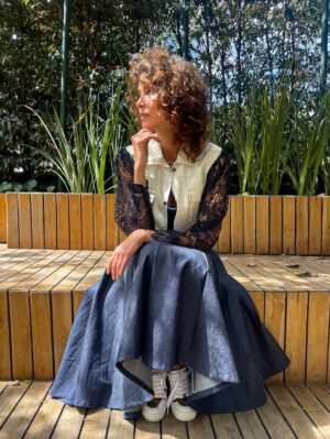 Carolina Sepúlveda Instagram - Volver al origen es recordar quiénes somos: creatividad, raíz, historia y manos que transforman.
Eso sentí en @origenexhibicion, un espacio que reúne marcas que piensan en el medio ambiente, que crean desde lo consciente y que apuestan por el diseño nacional con propuestas únicas.
Conecté con proyectos llenos de alma, procesos responsables y piezas que cuentan una historia:
@evoud.official
@lalupemoda
@brendalozano_design
@angelajaramillo.co
@pilararenas_accesorios
@dichardi_
@myr.collective
@mujeresdekilates
@jimevidartebrand
@disorder_urban
@anacuerohandpainted
Apoyar estas marcas es elegir prendas hechas con intención, diseño exclusivo y manufactura nacional.
Es vestir lo que somos. 🌱✨
Hoy es el último día, amores míos.
Si pueden, dense la vuelta, descubran talento colombiano y déjense inspirar por todo lo bello que nace desde nuestra tierra.
#carosepulveda #origenexhibicion #modaconsiente