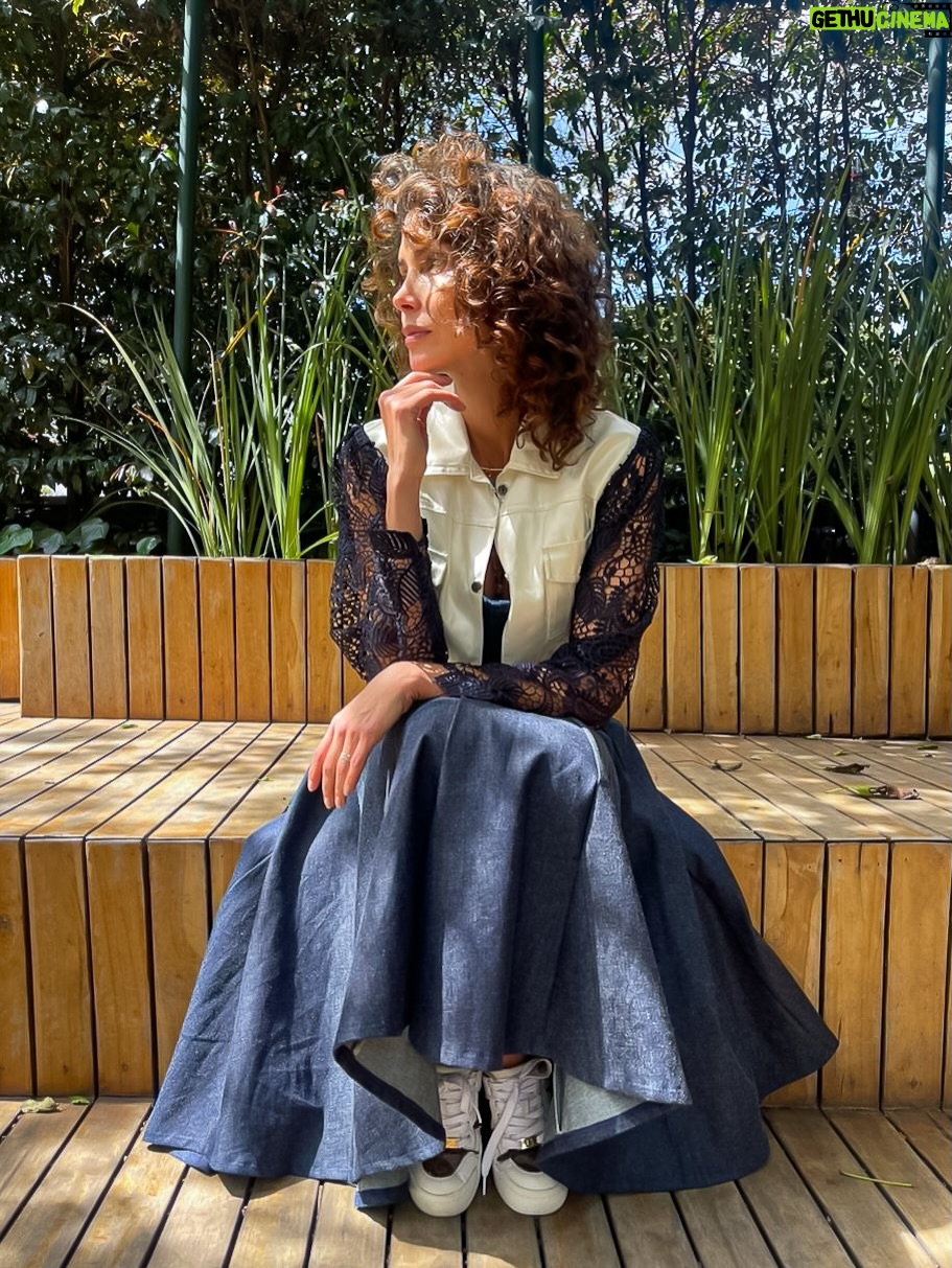 Carolina Sepúlveda - 230 Likes - Volver al origen es recordar quiénes somos: creatividad, raíz, historia y manos que transforman.
Eso sentí en @origenexhibicion, un espacio que reúne marcas que piensan en el medio ambiente, que crean desde lo consciente y que apuestan por el diseño nacional con propuestas únicas.

Conecté con proyectos llenos de alma, procesos responsables y piezas que cuentan una historia:

@evoud.official 
@lalupemoda 
@brendalozano_design 
@angelajaramillo.co 
@pilararenas_accesorios 
@dichardi_ 
@myr.collective
@mujeresdekilates 
@jimevidartebrand 
@disorder_urban 
@anacuerohandpainted 

Apoyar estas marcas es elegir prendas hechas con intención, diseño exclusivo y manufactura nacional.
Es vestir lo que somos. 🌱✨

Hoy es el último día, amores míos.
Si pueden, dense la vuelta, descubran talento colombiano y déjense inspirar por todo lo bello que nace desde nuestra tierra.

#carosepulveda #origenexhibicion #modaconsiente