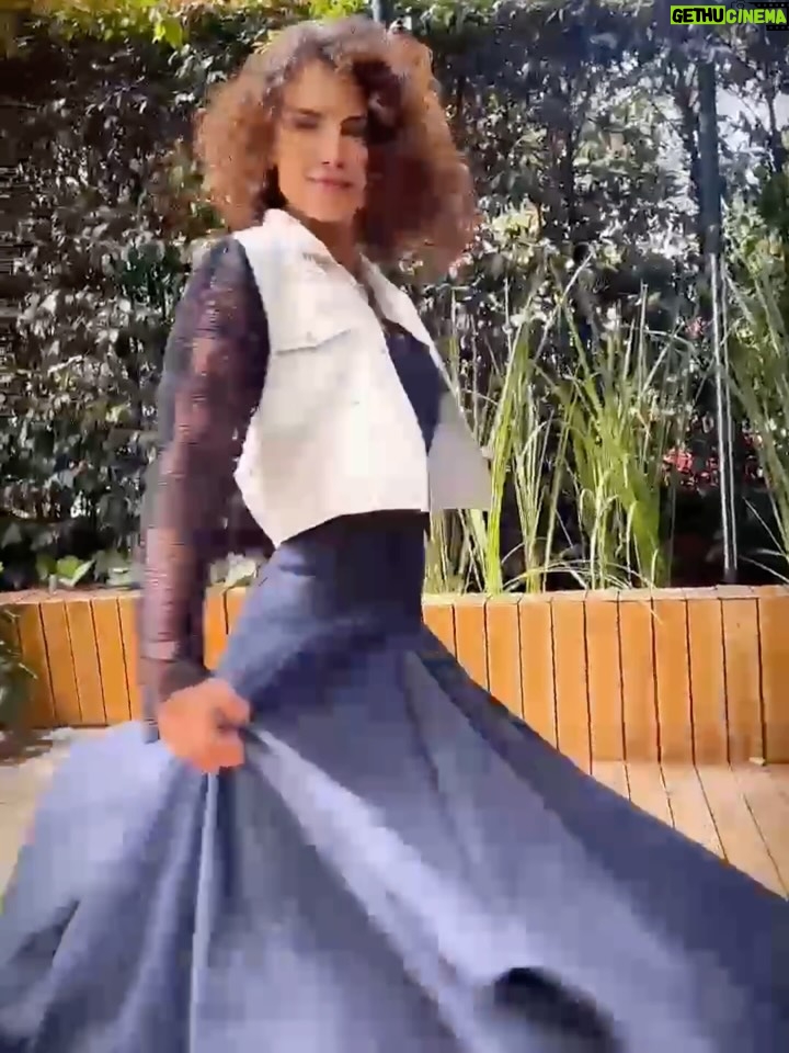 Carolina Sepúlveda - 230 Likes - Volver al origen es recordar quiénes somos: creatividad, raíz, historia y manos que transforman.
Eso sentí en @origenexhibicion, un espacio que reúne marcas que piensan en el medio ambiente, que crean desde lo consciente y que apuestan por el diseño nacional con propuestas únicas.

Conecté con proyectos llenos de alma, procesos responsables y piezas que cuentan una historia:

@evoud.official 
@lalupemoda 
@brendalozano_design 
@angelajaramillo.co 
@pilararenas_accesorios 
@dichardi_ 
@myr.collective
@mujeresdekilates 
@jimevidartebrand 
@disorder_urban 
@anacuerohandpainted 

Apoyar estas marcas es elegir prendas hechas con intención, diseño exclusivo y manufactura nacional.
Es vestir lo que somos. 🌱✨

Hoy es el último día, amores míos.
Si pueden, dense la vuelta, descubran talento colombiano y déjense inspirar por todo lo bello que nace desde nuestra tierra.

#carosepulveda #origenexhibicion #modaconsiente