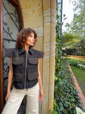 Carolina Sepúlveda Instagram - Volver al origen es recordar quiénes somos: creatividad, raíz, historia y manos que transforman.
Eso sentí en @origenexhibicion, un espacio que reúne marcas que piensan en el medio ambiente, que crean desde lo consciente y que apuestan por el diseño nacional con propuestas únicas.
Conecté con proyectos llenos de alma, procesos responsables y piezas que cuentan una historia:
@evoud.official
@lalupemoda
@brendalozano_design
@angelajaramillo.co
@pilararenas_accesorios
@dichardi_
@myr.collective
@mujeresdekilates
@jimevidartebrand
@disorder_urban
@anacuerohandpainted
Apoyar estas marcas es elegir prendas hechas con intención, diseño exclusivo y manufactura nacional.
Es vestir lo que somos. 🌱✨
Hoy es el último día, amores míos.
Si pueden, dense la vuelta, descubran talento colombiano y déjense inspirar por todo lo bello que nace desde nuestra tierra.
#carosepulveda #origenexhibicion #modaconsiente