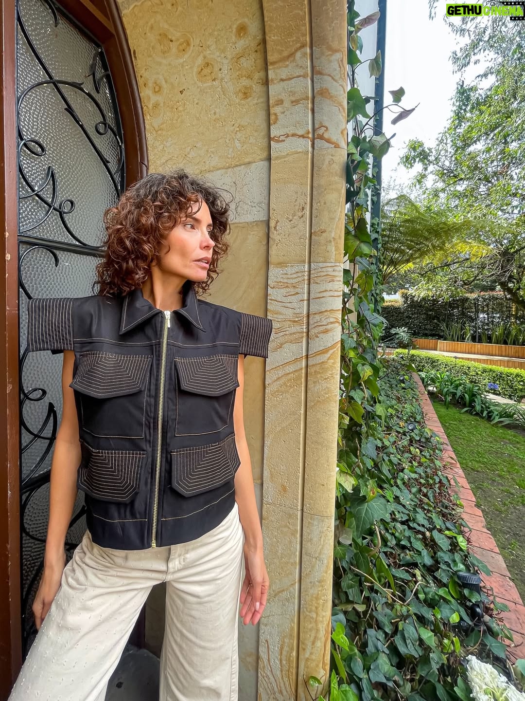 Carolina Sepúlveda - 230 Likes - Volver al origen es recordar quiénes somos: creatividad, raíz, historia y manos que transforman.
Eso sentí en @origenexhibicion, un espacio que reúne marcas que piensan en el medio ambiente, que crean desde lo consciente y que apuestan por el diseño nacional con propuestas únicas.

Conecté con proyectos llenos de alma, procesos responsables y piezas que cuentan una historia:

@evoud.official 
@lalupemoda 
@brendalozano_design 
@angelajaramillo.co 
@pilararenas_accesorios 
@dichardi_ 
@myr.collective
@mujeresdekilates 
@jimevidartebrand 
@disorder_urban 
@anacuerohandpainted 

Apoyar estas marcas es elegir prendas hechas con intención, diseño exclusivo y manufactura nacional.
Es vestir lo que somos. 🌱✨

Hoy es el último día, amores míos.
Si pueden, dense la vuelta, descubran talento colombiano y déjense inspirar por todo lo bello que nace desde nuestra tierra.

#carosepulveda #origenexhibicion #modaconsiente