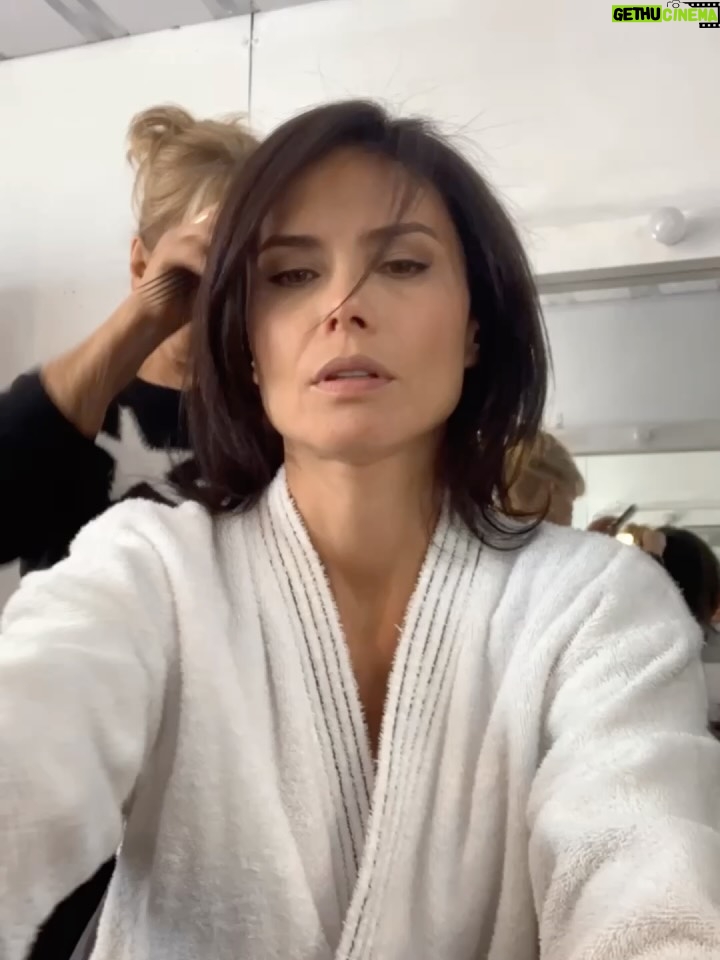Carolina Sepúlveda - 1.4K Likes - Magnolia representa a la mujer tradicional en la sociedad colombiana del siglo XX:
una figura moldeada por la obediencia, el silencio y la preservación del honor familiar.
No es solo la madre de Alicia; es también el reflejo de una generación de mujeres educadas para vivir bajo las reglas de un sistema profundamente patriarcal.

Gracias a @quintocolorprodu @jlopezab @joselombana @rosmarymzfilms por darme la oportunidad de interpretar a un personaje tan lleno de matices y contradicciones.

Los invito a conocer su historia, este viaje donde la pasión, el miedo y la selva lo cambian todo.

Nos vemos por los canales:
@canaltelecafe @canaltelecaribe @canaltro
@teleantioquia @canalteleislas @canaltrececo @telepacifico @canalcapital

Una coproducción de la TV pública colombiana y @quintocolorprodu con el apoyo de @ministerio_tic 

Escrita por @miangelbaquero 
Dir. Luis Alberto Restrepo - @haroldariza5 
Foto fija @jorgemiliofotografo 

#Magnolia #LaVorágine #CarolinaSepúlveda #TVPública #SerieColombiana